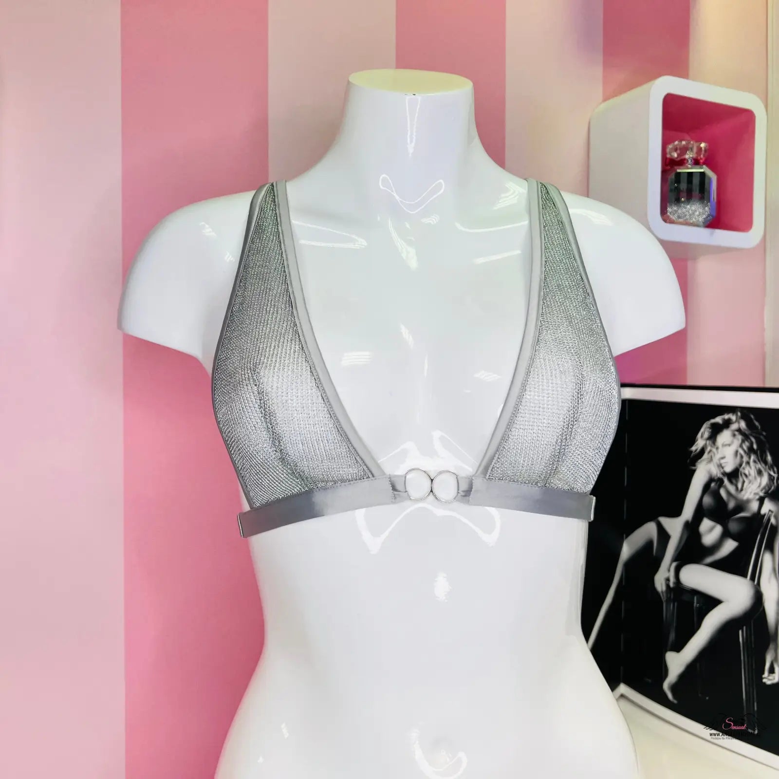 Šedá síťovaná braletka s bílými perlami, krásným odleskem, unlined chainmail triangle