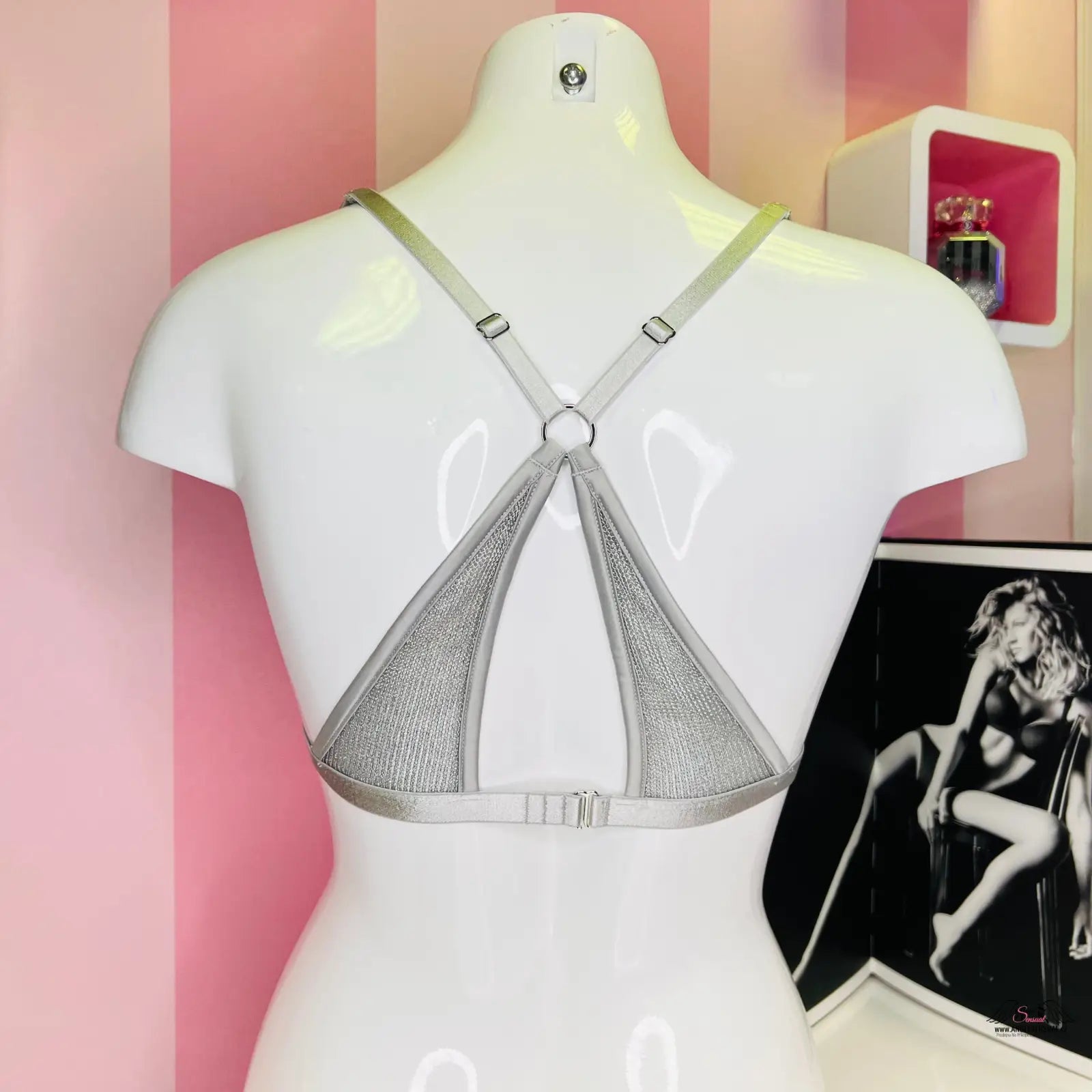 Šedá chainmail triangle braletka s nastavitelnými ramínky na bílé figuríně, krásným odleskem