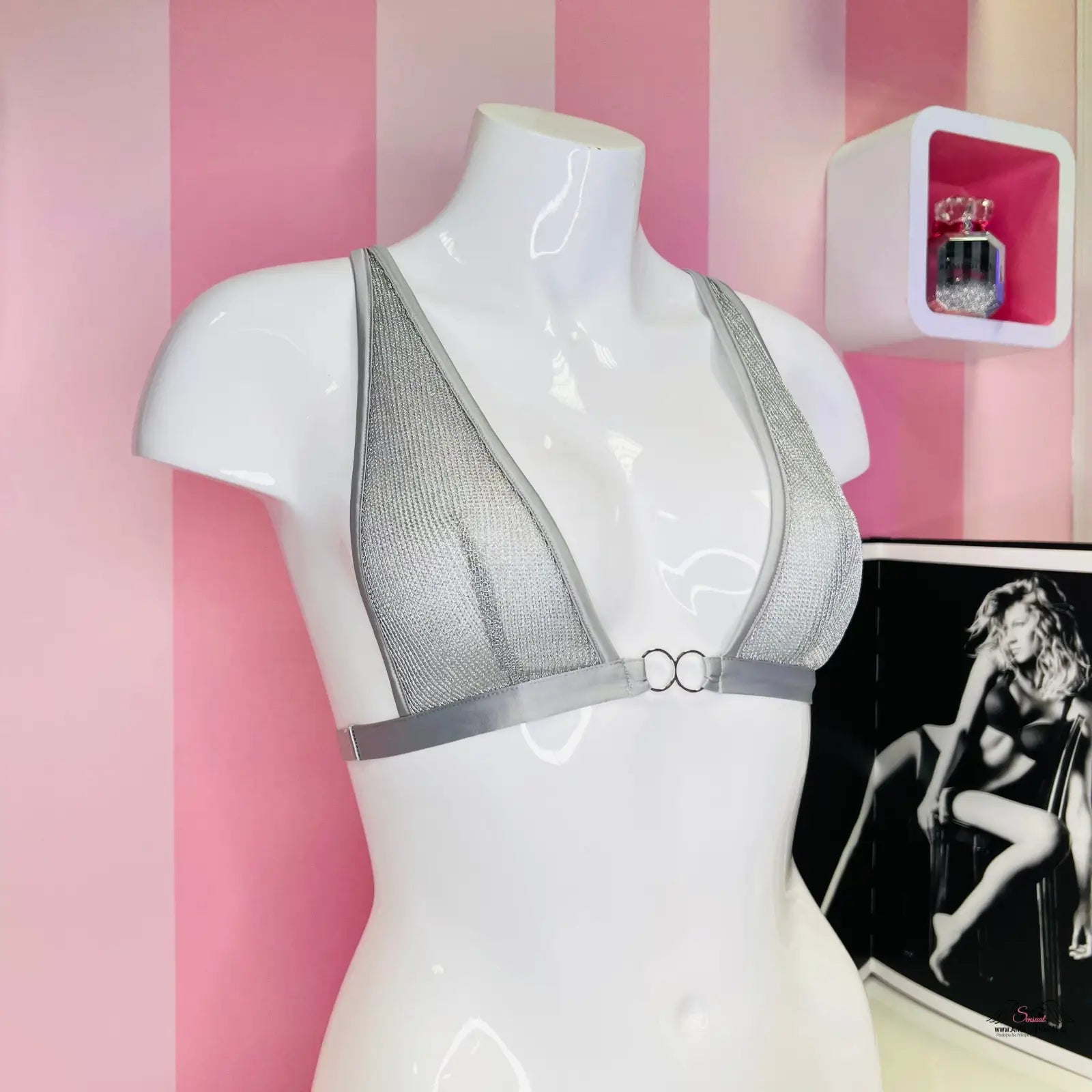 Šedá halterová braletka s krásným odleskem na bílém modelu, unlined chainmail triangle