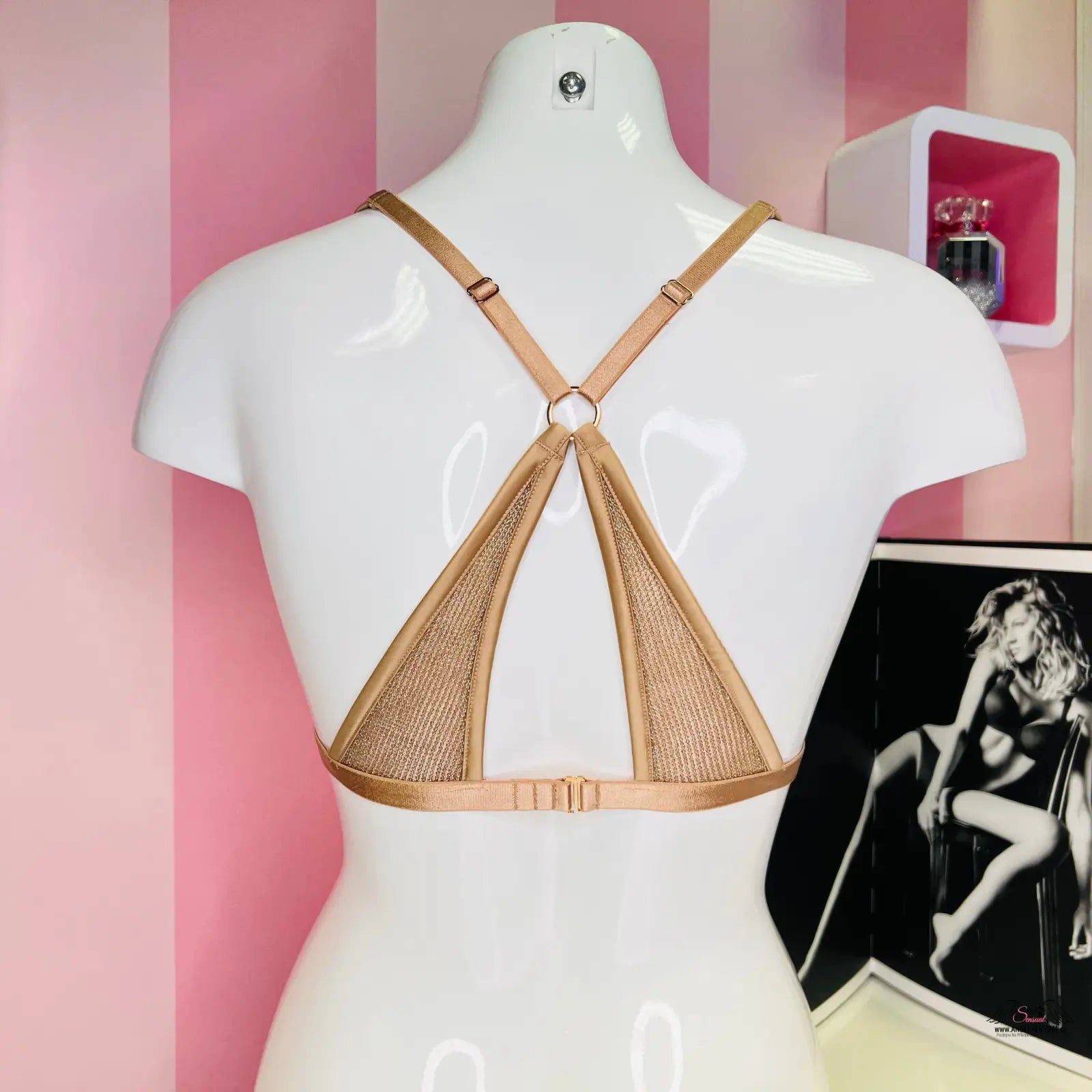 Beige unlined chainmail triangle braletka s crisscross straps na bílém manekýnu