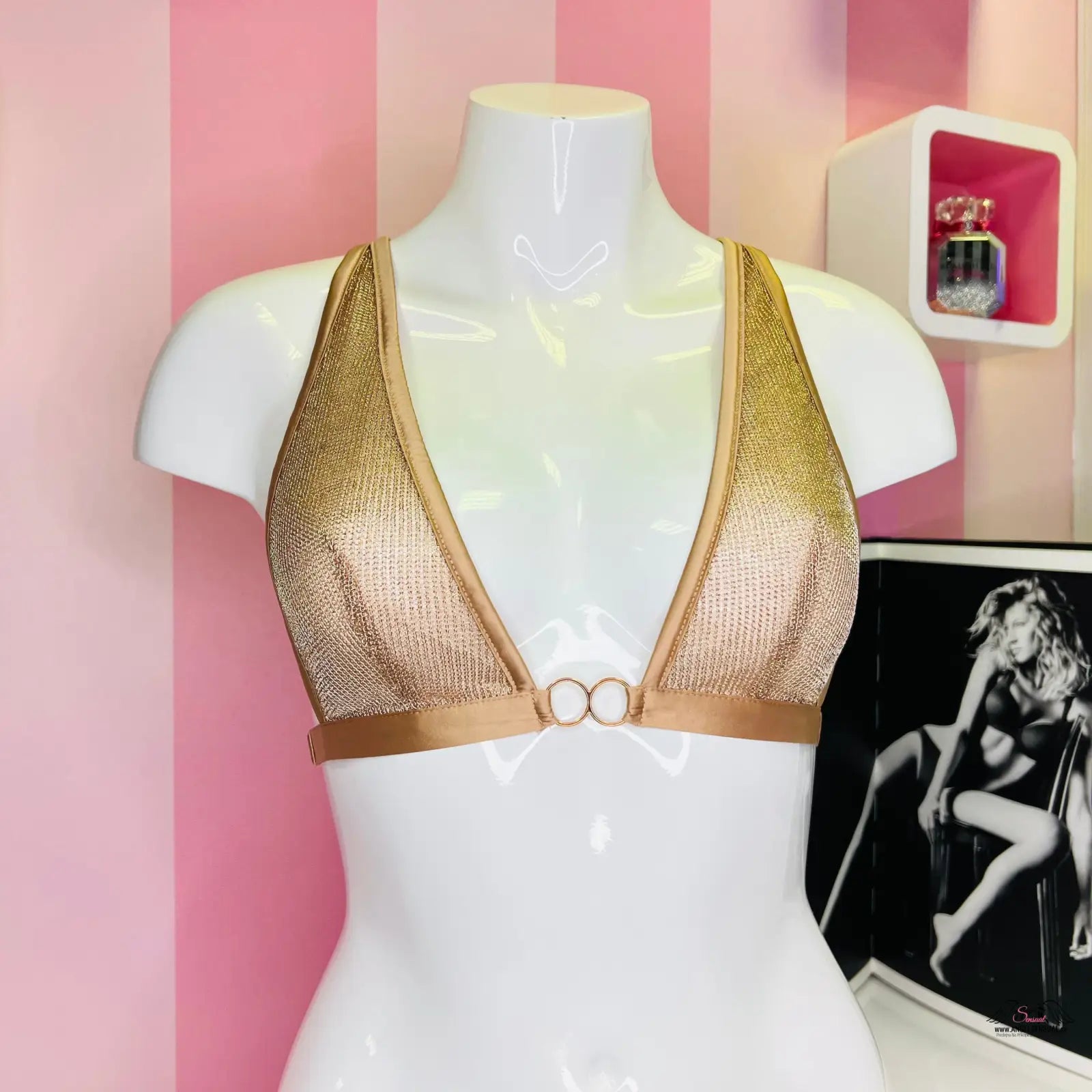 Gold metallic bikini top na bílém manekýnu s krásným odleskem, chainmail triangle braletka