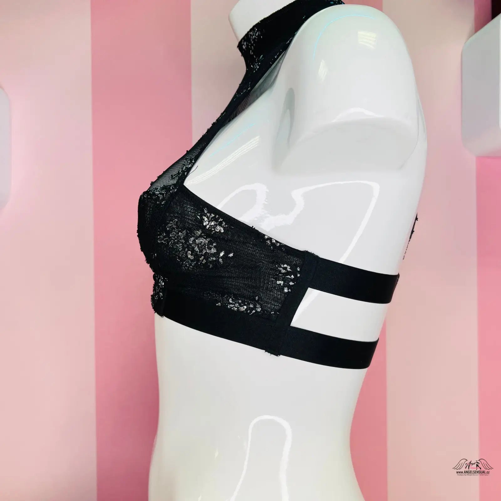 Black lace síťovaná braletka se zadním zipem na bílém figuríně, ideální spodního prádla