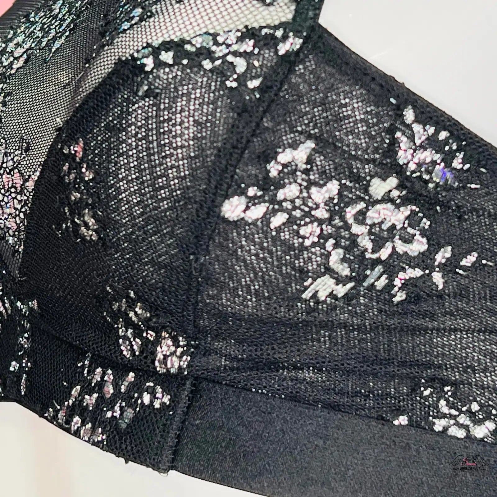 Black lace síťovaná braletka s floral pattern a zadním zipem, ideální spodní prádlo