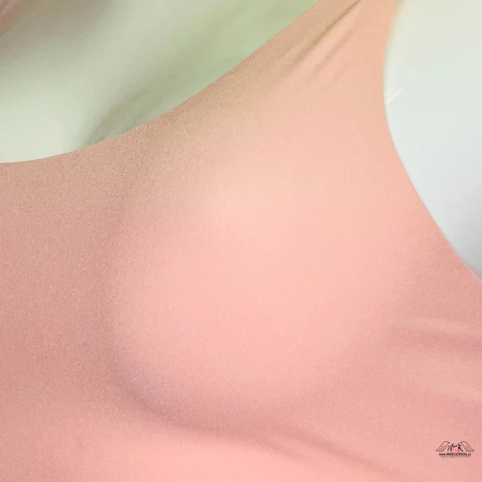 Stylová braleta Victoria’s Secret s růžovým a zeleným pozadím a bílým detailem