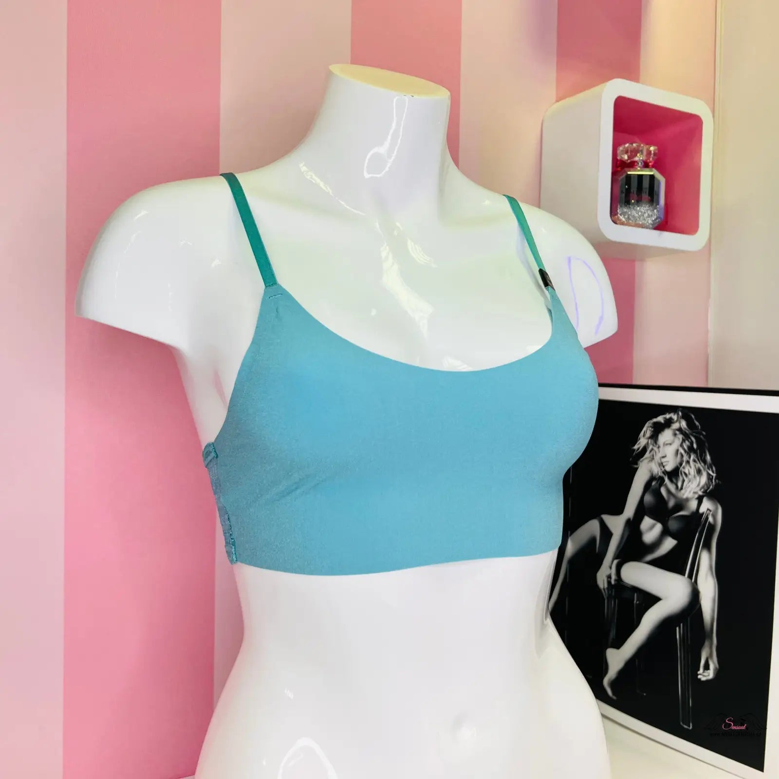 Manekýn s modrou stylovou braletou Victoria’s Secret a černobílým motivem