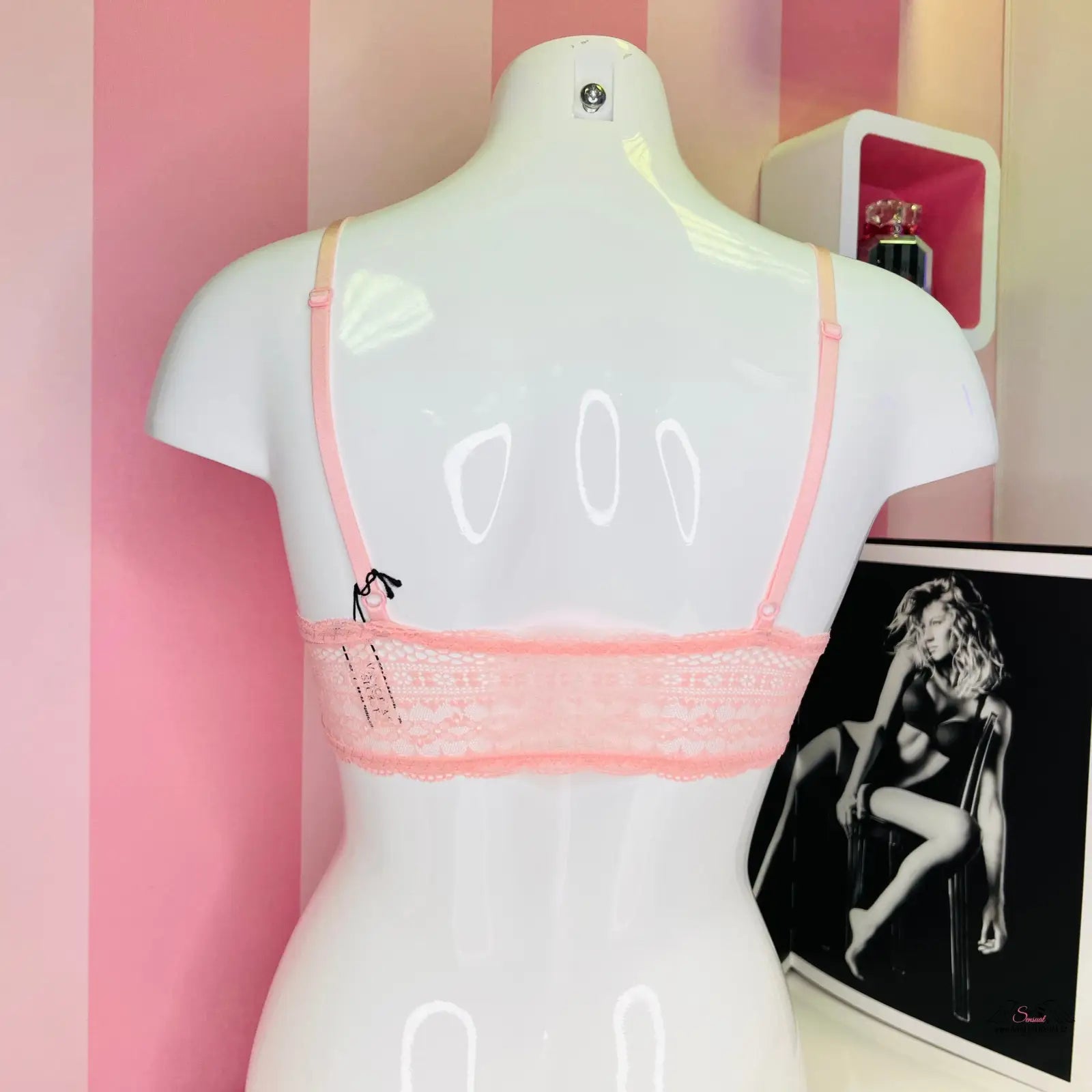 Stylová braleta Victoria’s Secret s růžovým topem a černobílou fotografií ženy