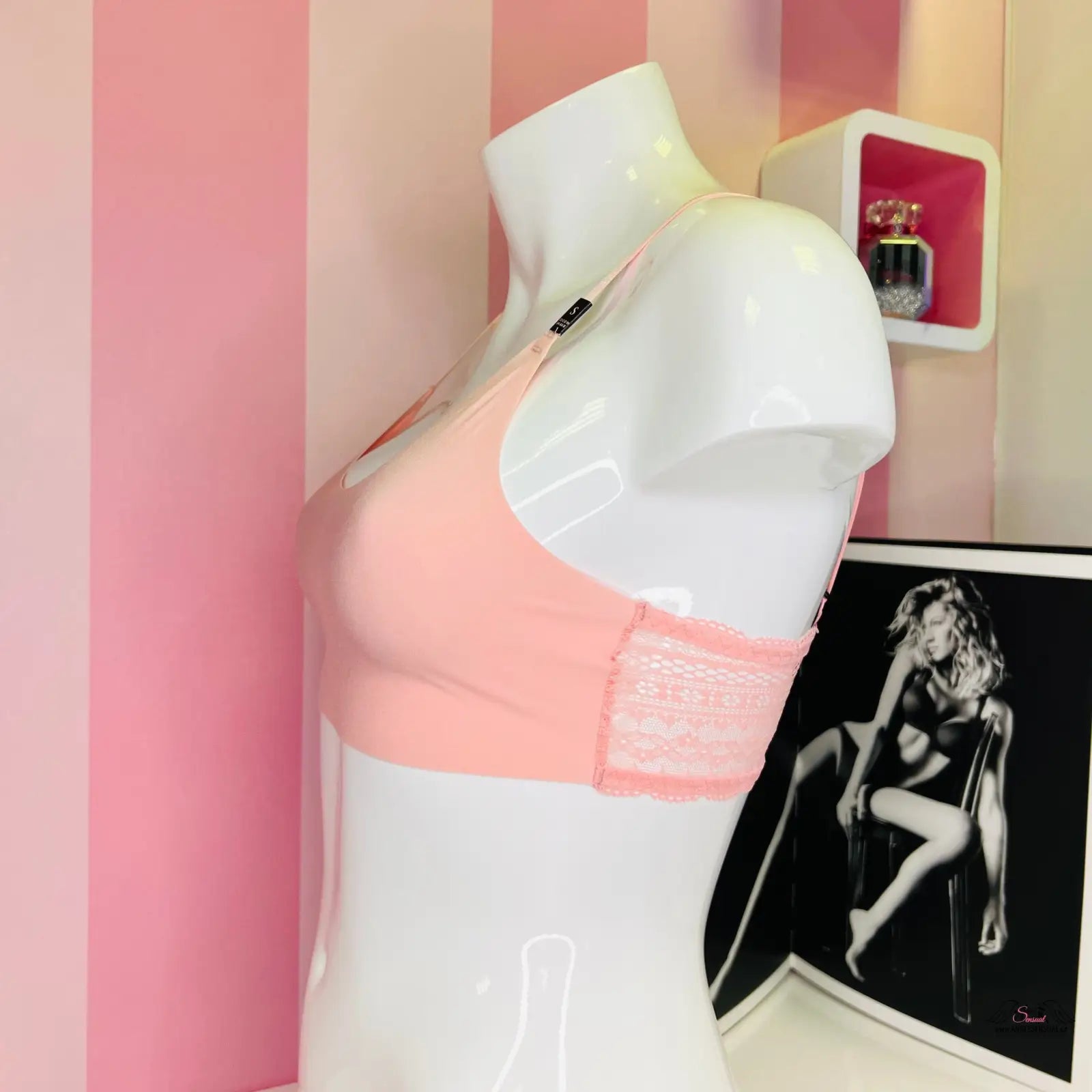 Manekýn s růžovou stylovou braletou Victoria’s Secret s krajkovou aplikací a černobílým motivem