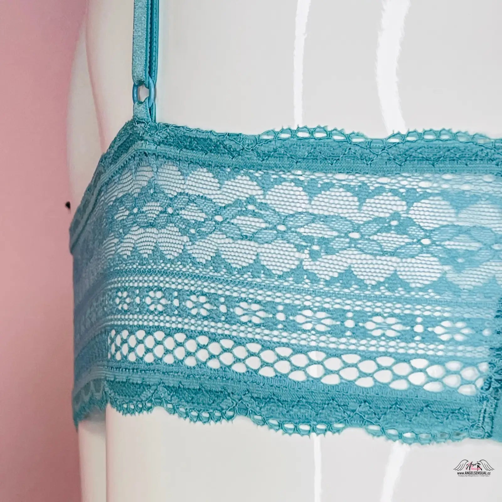 Blízký pohled na stylovou braletu Victoria’s Secret s krajkovým vzorem