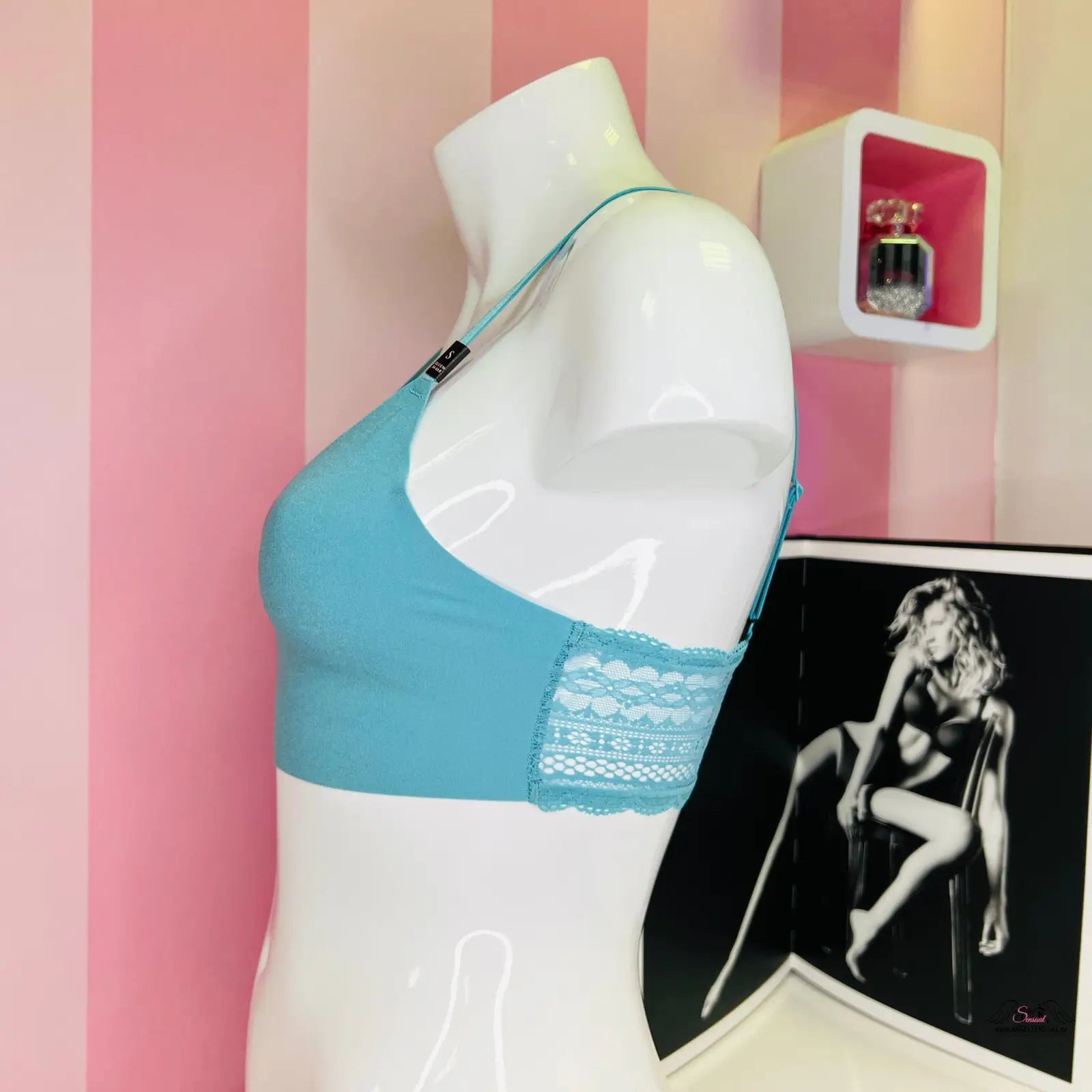 Manekýn s obrázkem ženy na stylové braletě Victoria’s Secret Sportovní s Krajkovou Aplikací