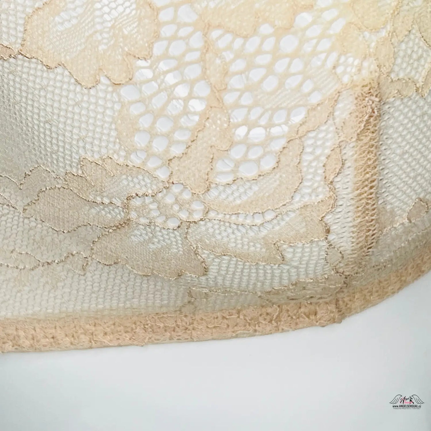 Beige krajková braletka Victoria’s Secret s posuvnými ramínky a luxusní krajkovou výšivkou