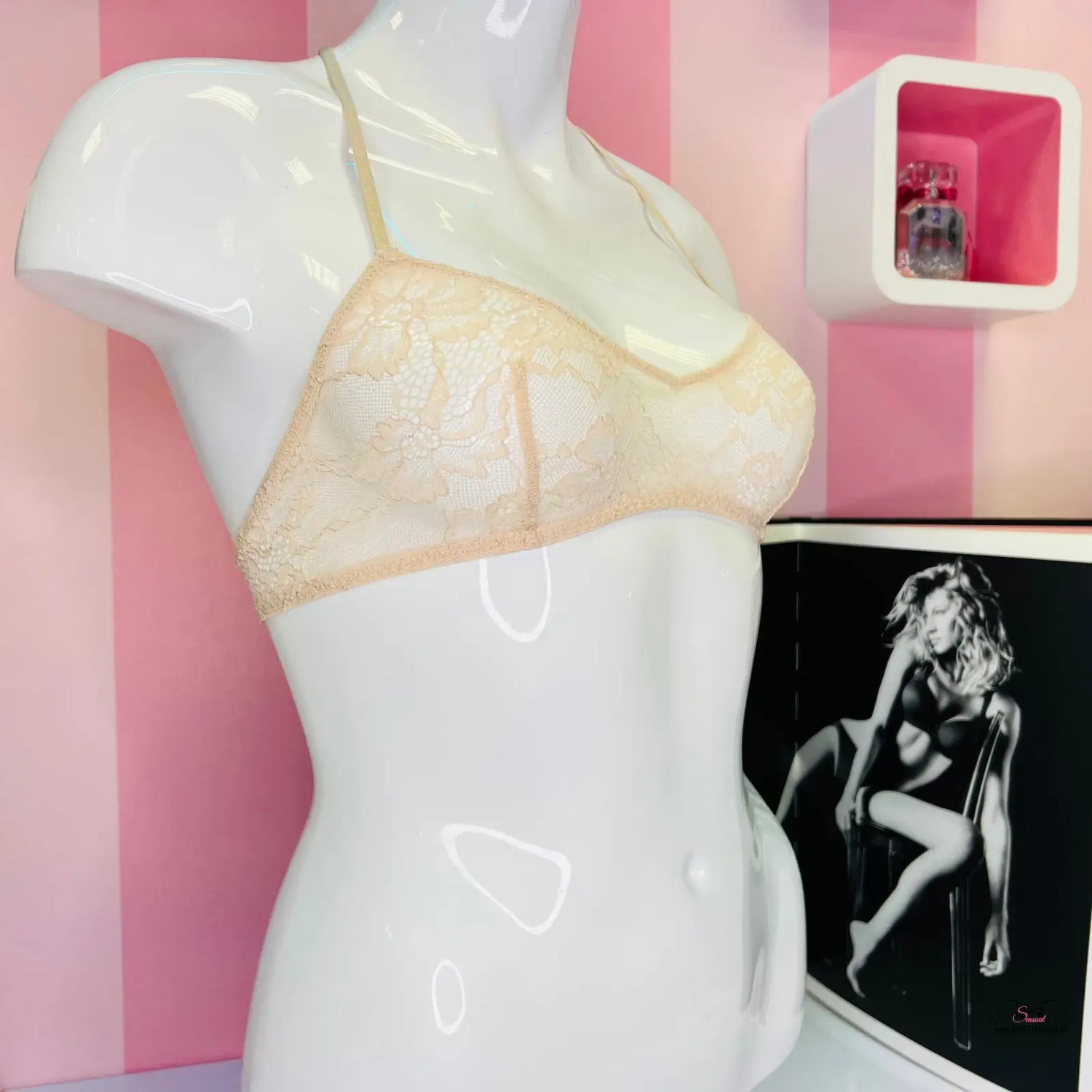 Lace bra on mannequin, Victoria’s Secret Tělová s Krajkou, luxusní krajková braletka