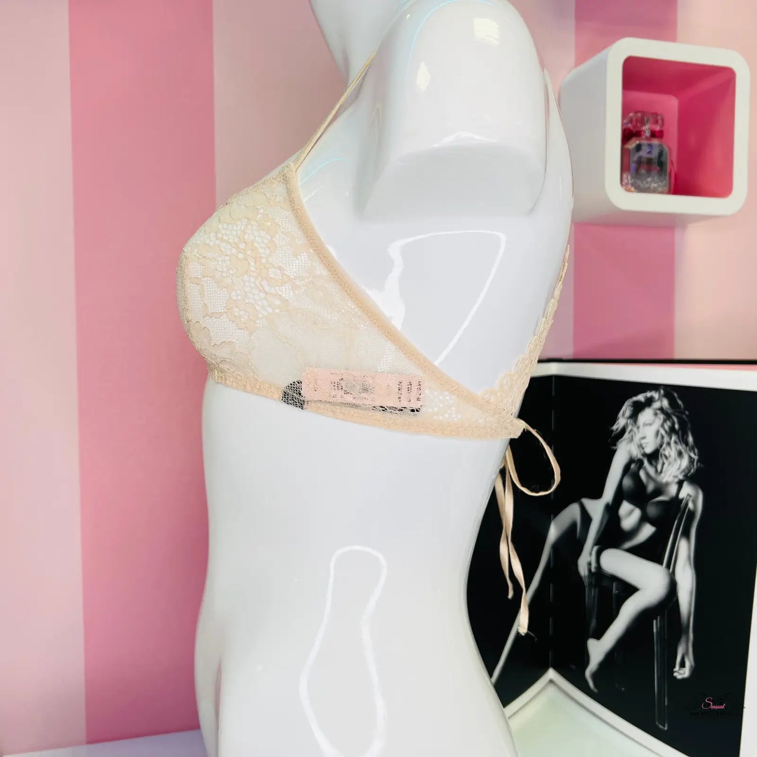 Lace bralette on a mannequin, Victoria’s Secret Tělová s Krajkou, luxusní krajková braletka