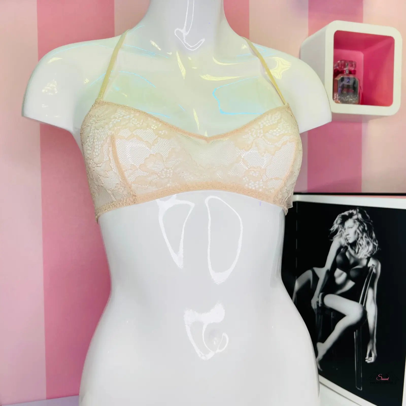 Lace halter bra on mannequin, luxusní krajková braletka Victoria’s Secret Tělová
