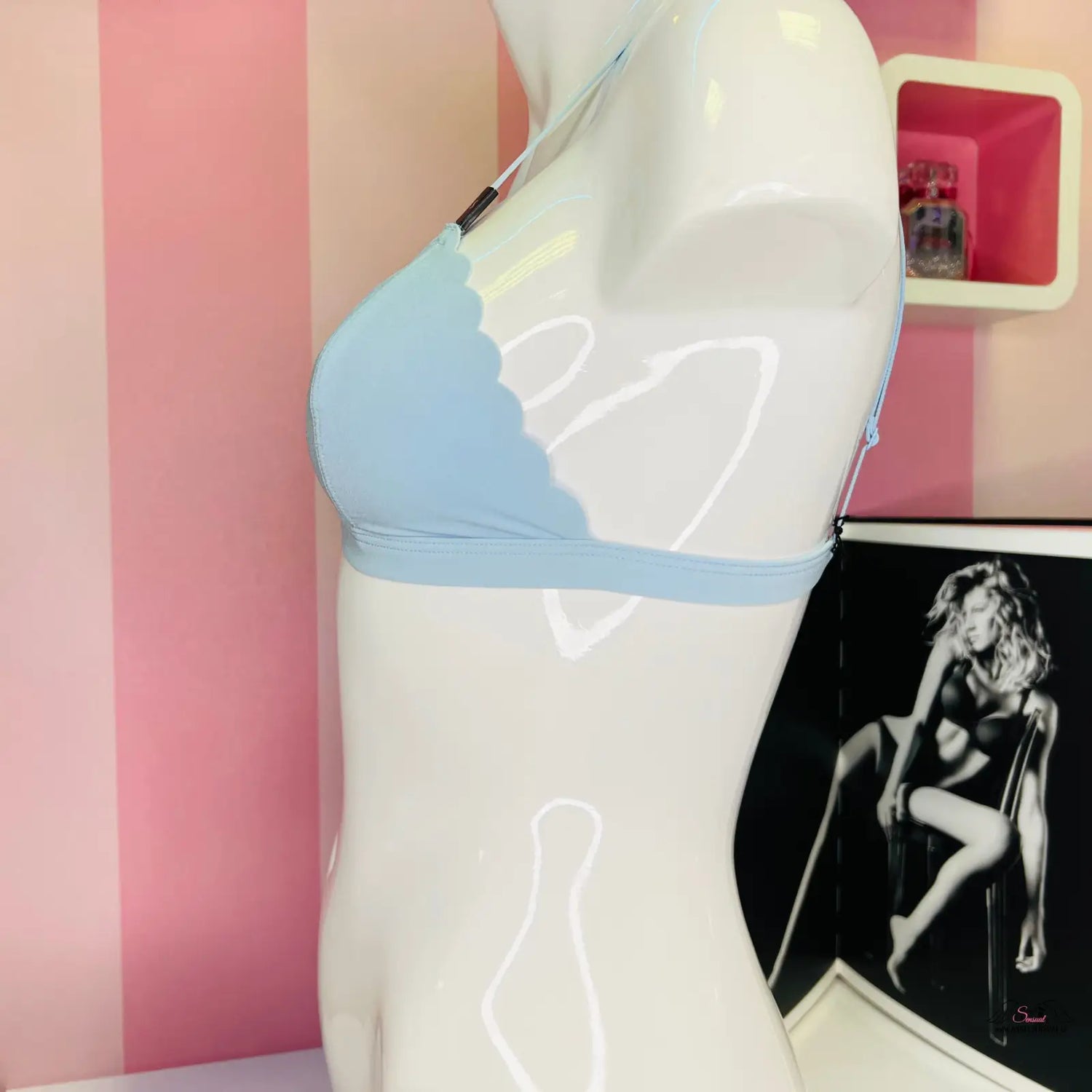 Manekýn s obrázkem ženy na produkt Victoria’s Secret Braletka Bez Vyztužení s posuvnými popruhy