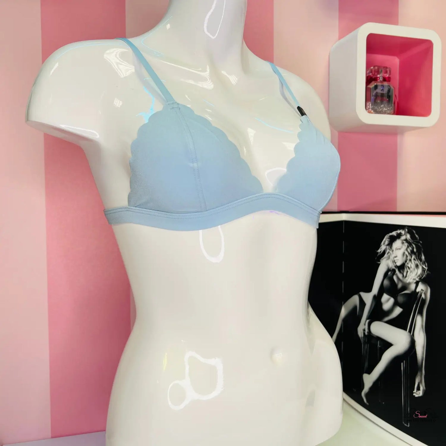 Manek s modrým braletem bez vyztužení s posuvnými popruhy od Victoria’s Secret