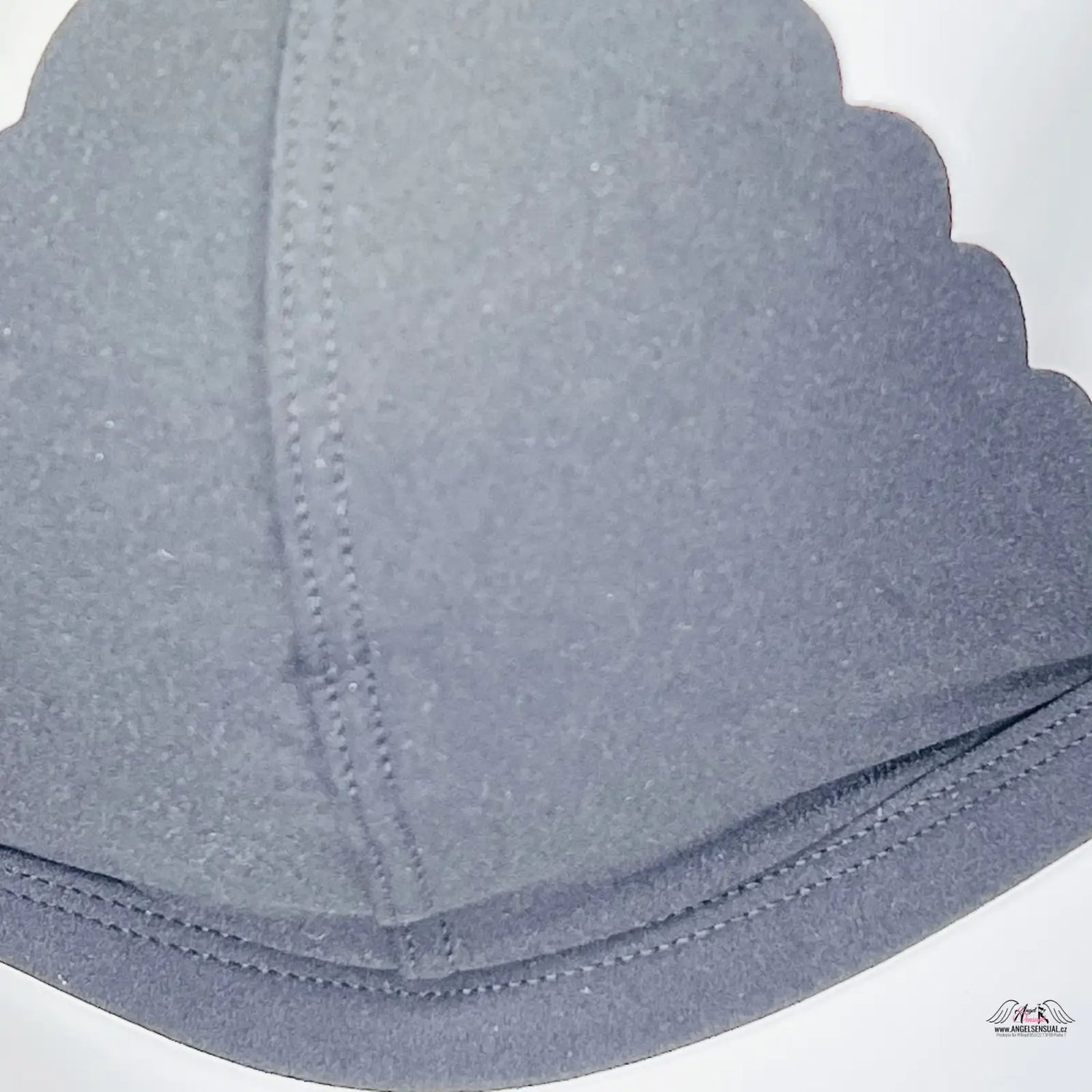 Detailní záběr na klobouk s posuvnými popruhy na bílém povrchu, Victoria’s Secret