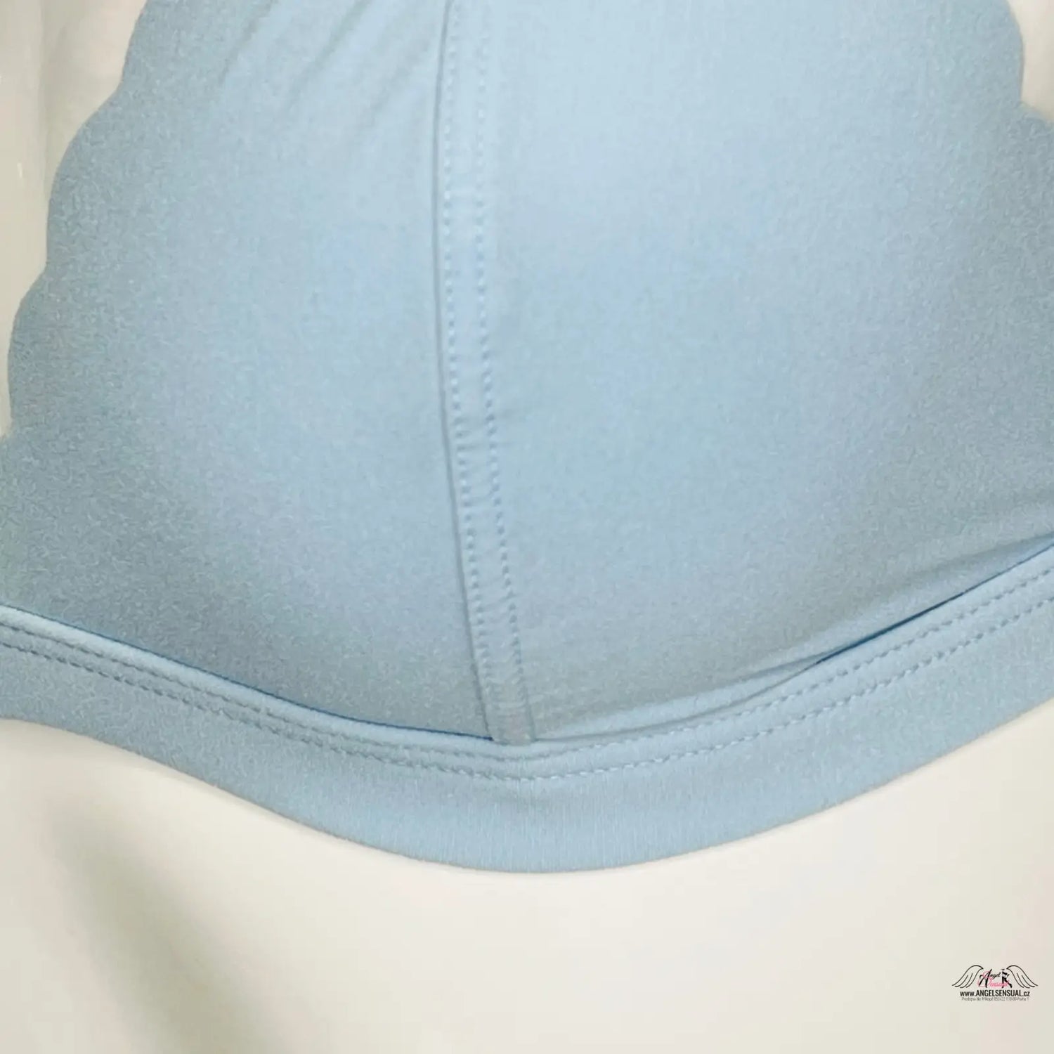 Blízký pohled na modrou košili Victoria’s Secret s posuvnými popruhy a agent provocateur