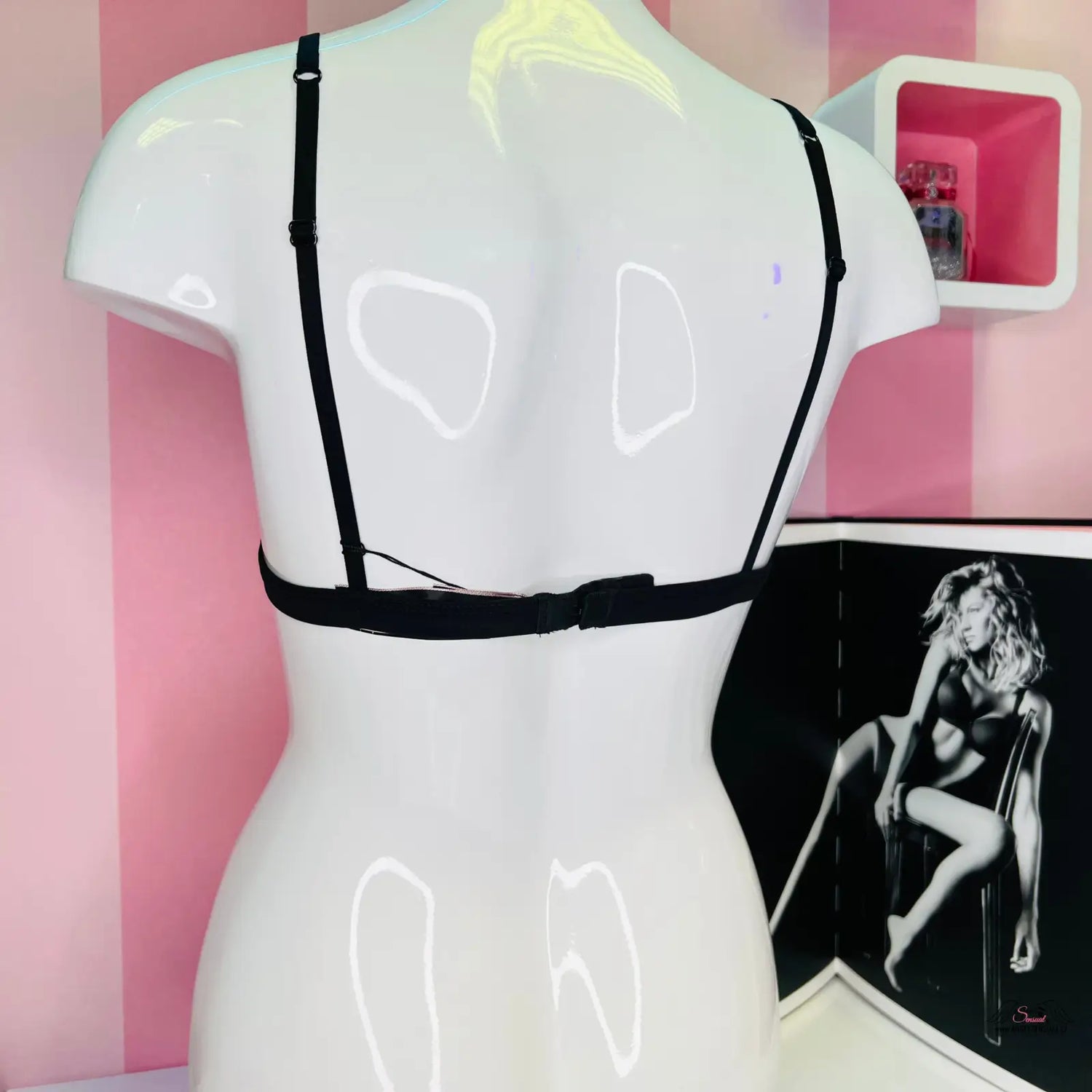 Manekýn s nevyztuženou Victoria’s Secret Braletkou a posuvnými popruhy na růžové stěně