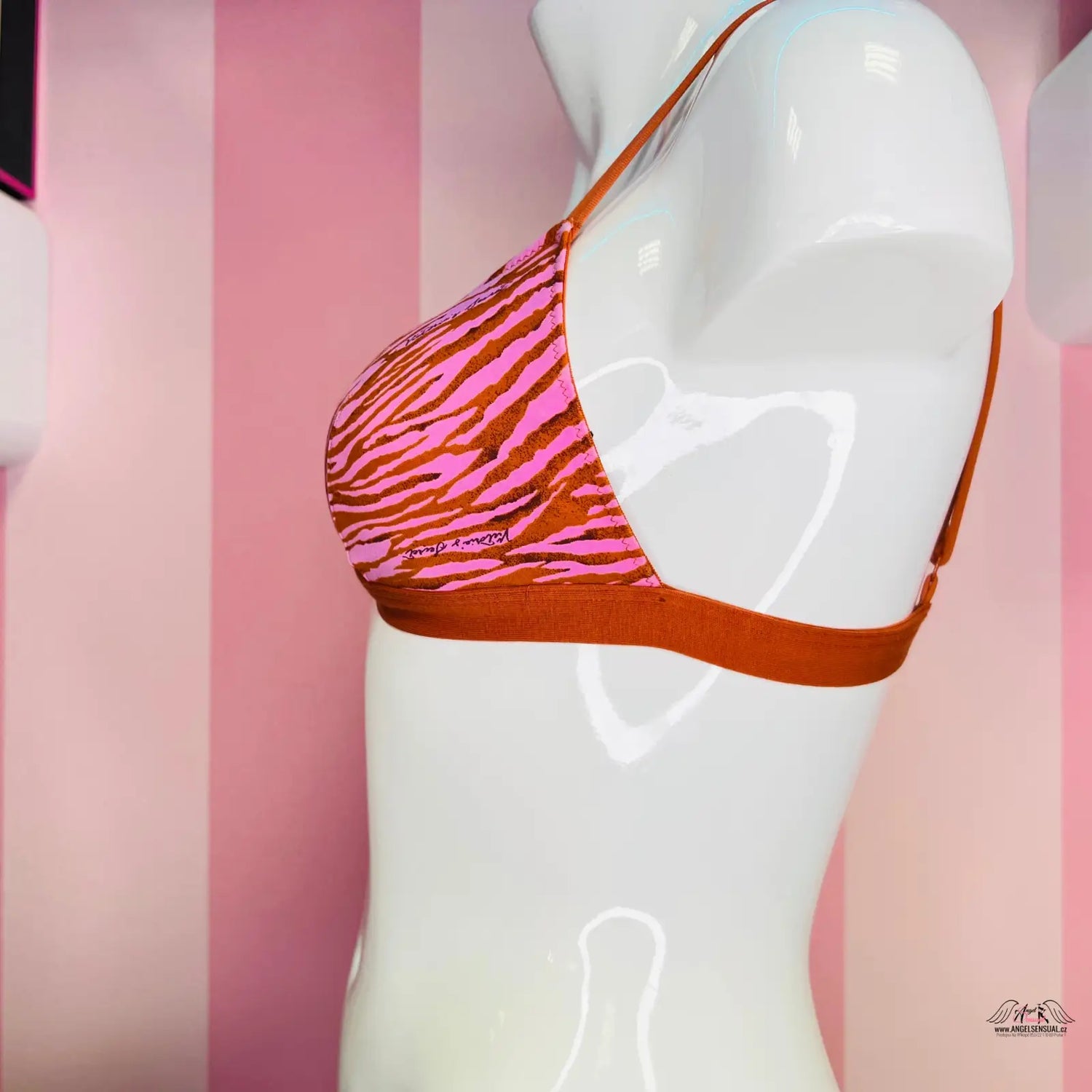 Manek s růžovo-oranžovým proužkovým pozadím na obrázku Victoria’s Secret Braletka Zebrovaná, ideální jako barevná braletka od Victoria’s Secret
