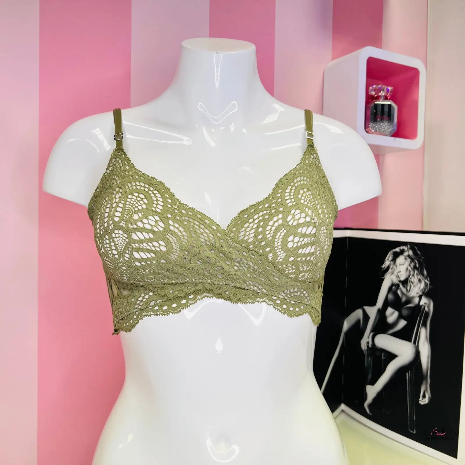 Bílá krajková braletka Victoria’s Secret s nastavitelnými ramínky na obrázku