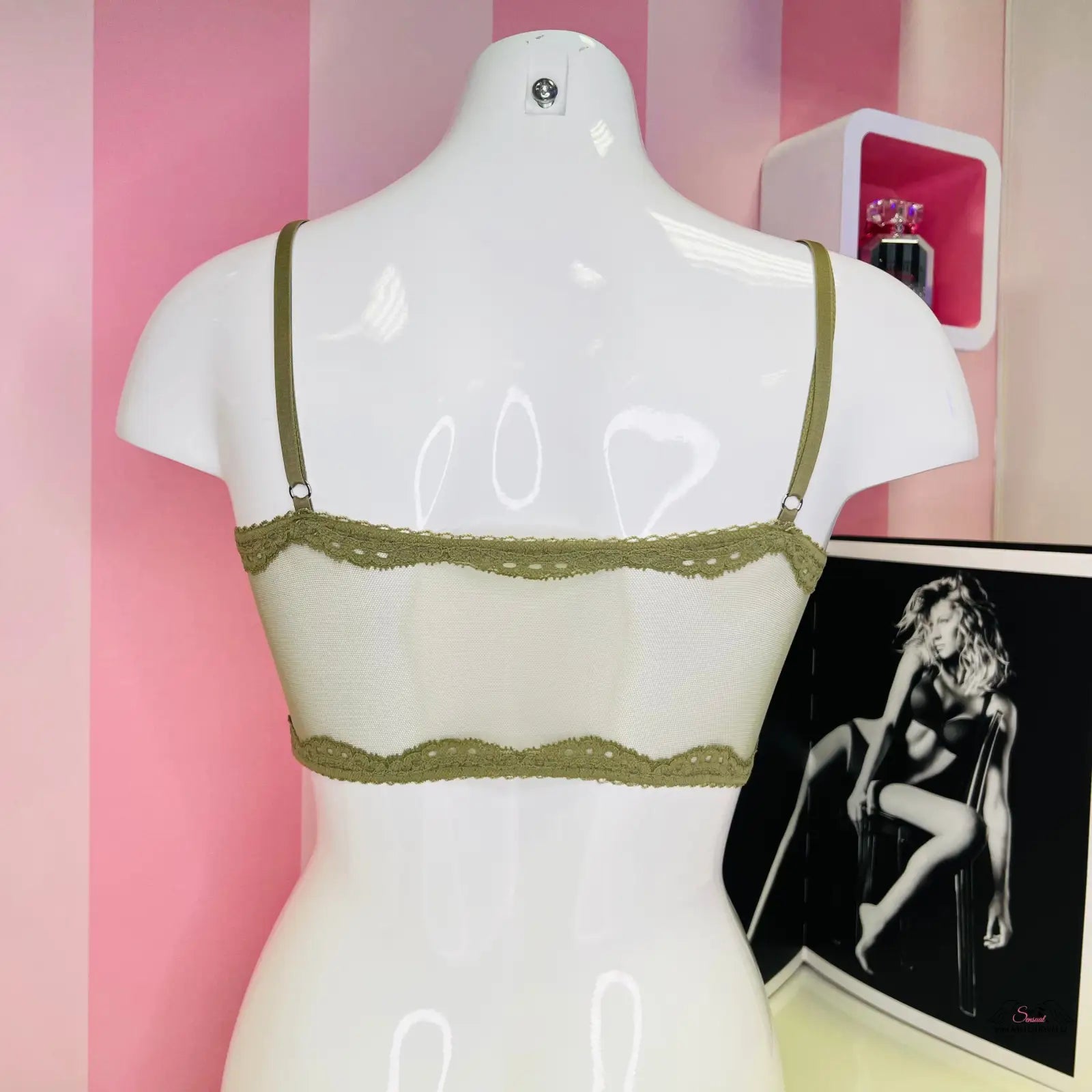 Manekýn s obrázkem ženy na krajkové braletce Victoria’s Secret s nastavitelnými ramínky