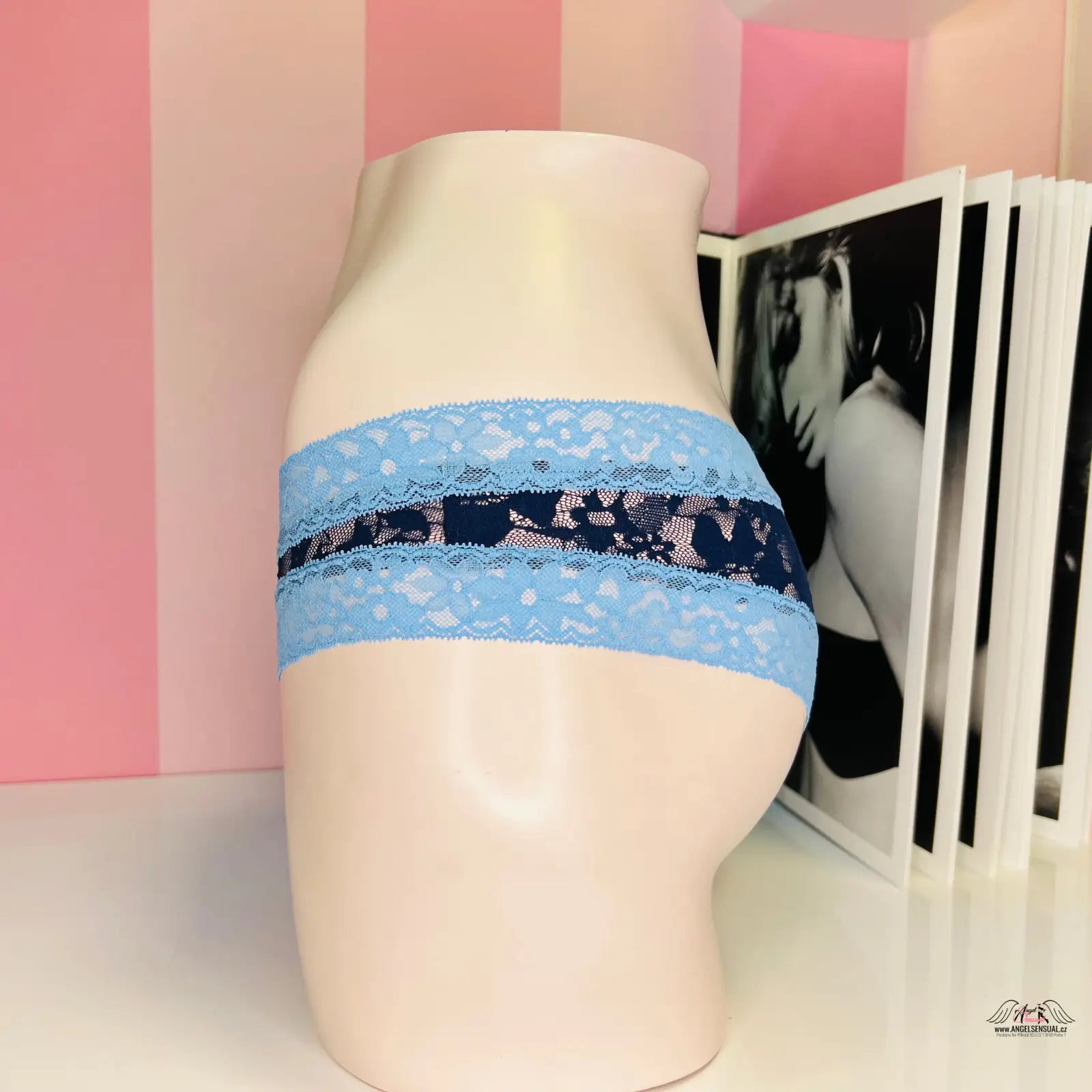 Obrázek modrých krajkových kalhotek Victoria’s Secret Brazilky Kalhotky, ideální dvoubarevné brazilské podprsenky