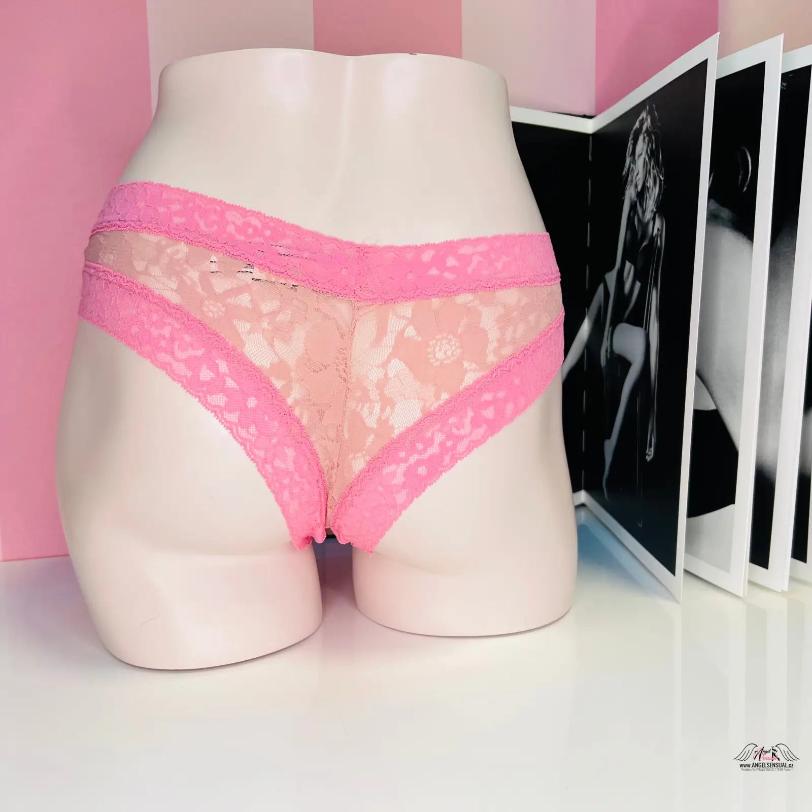 Obrázek růžových krajkových kalhotek Victoria’s Secret Brazilky Kalhotky, dvoubarevné brazilské