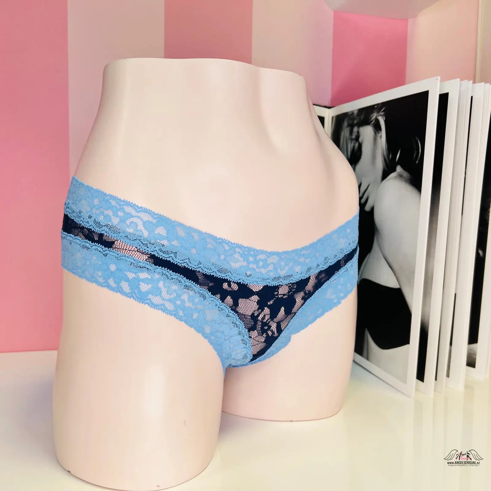 Obrázek modrých krajkových kalhotek Victoria’s Secret Brazilky Kalhotky, dvoubarevné brazilské