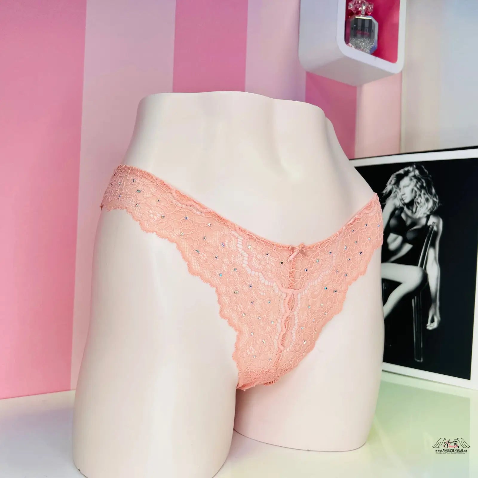 Peachové svůdné krajkové kalhotky typu brazilky od Victoria’s Secret na bílé figuríně