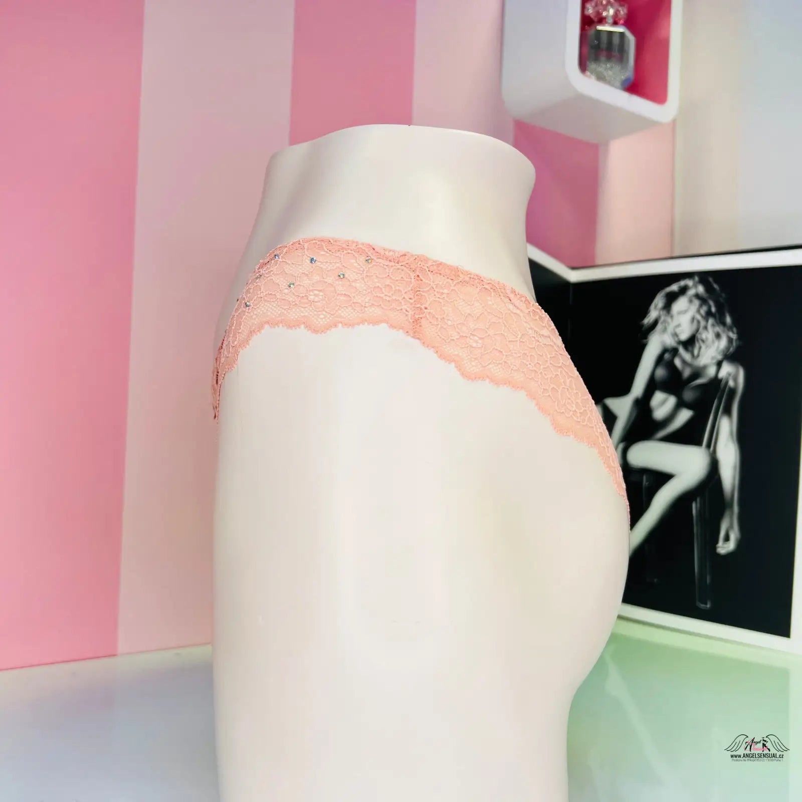 Victoria’s Secret svůdné krajkové kalhotky typu brazilky na bílém manekýnu