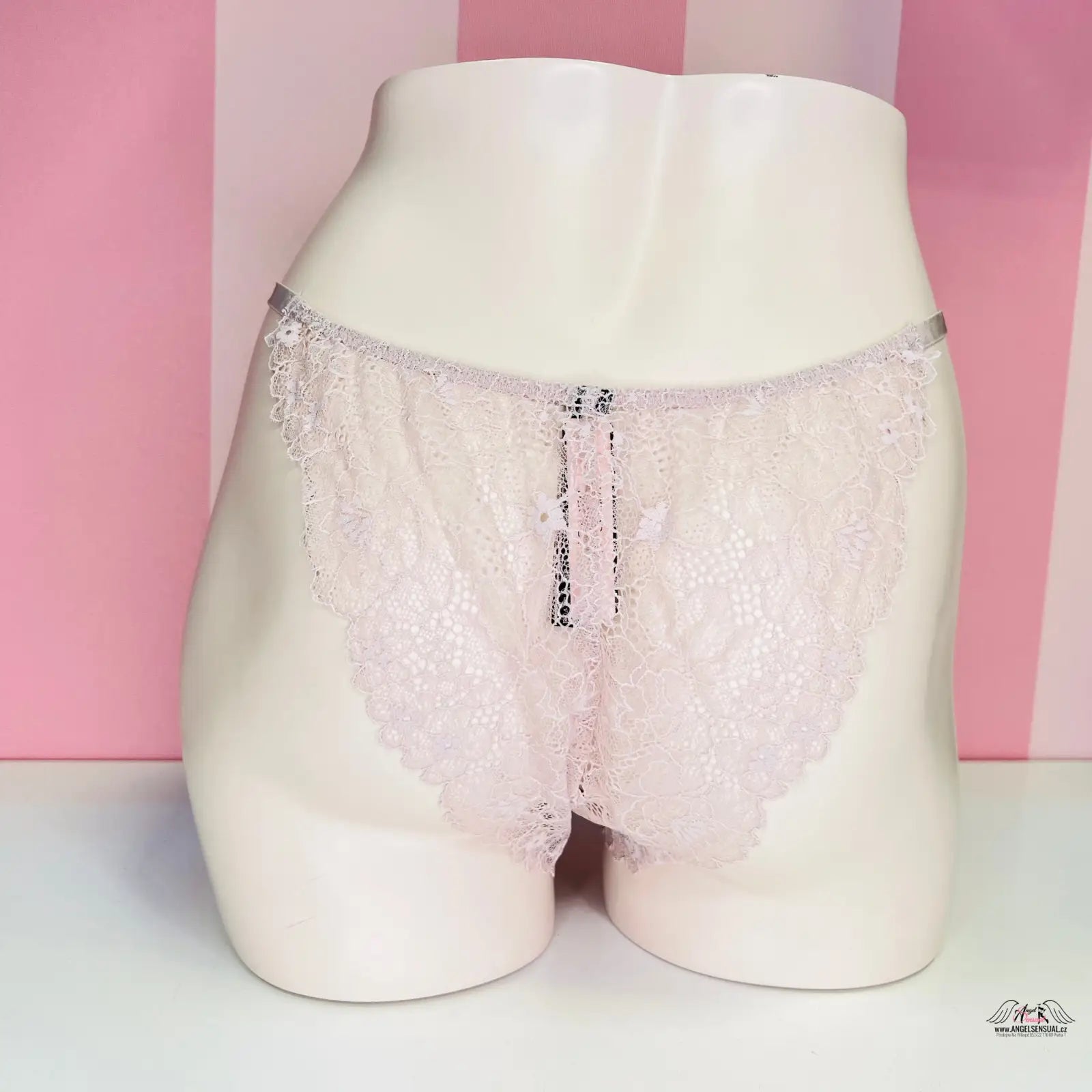 Bílá manekýnka s krajkovými brazilkami Victoria’s Secret s zlatou ozdobou