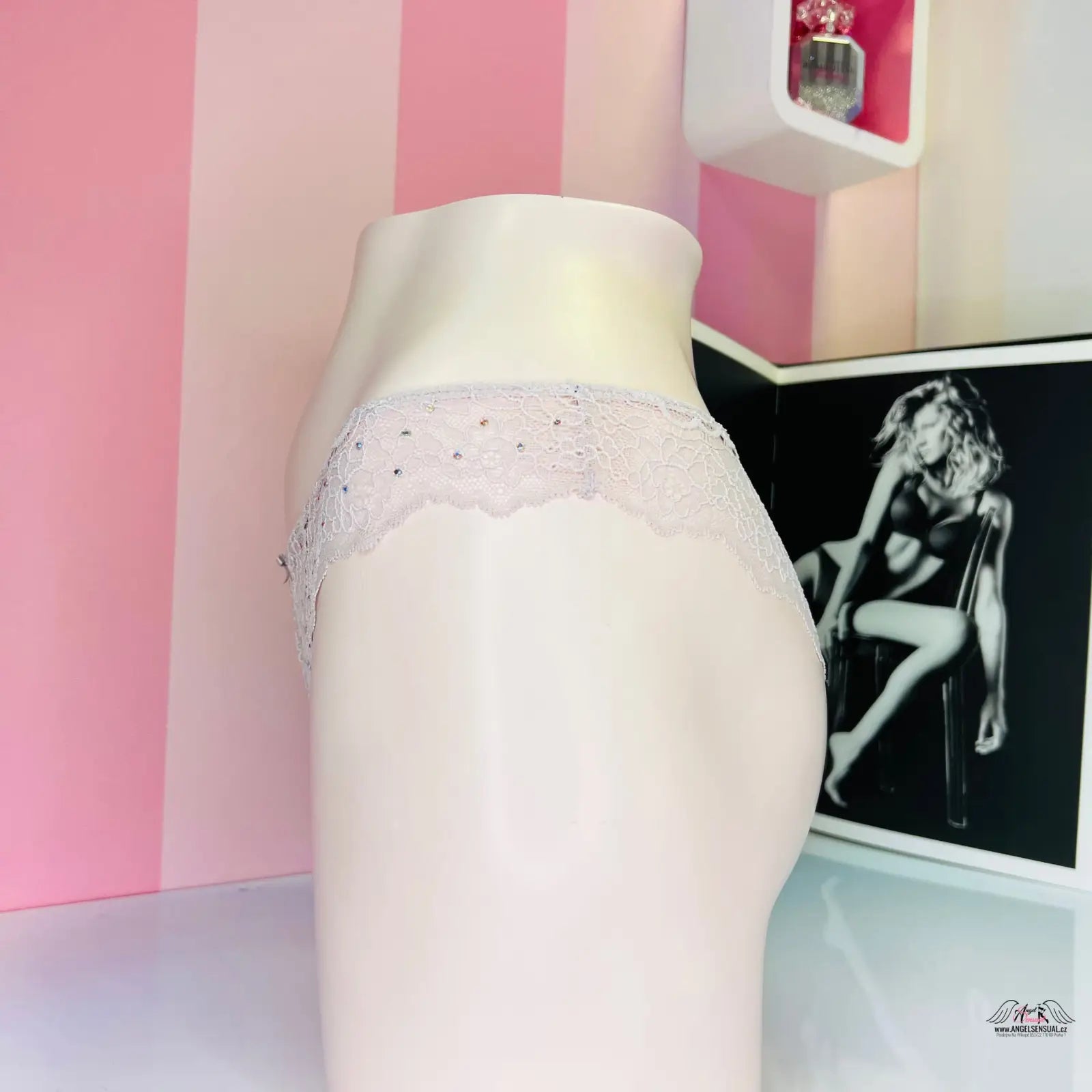 Bílá manekýnská tělo s svůdné krajkové kalhotky Victoria’s Secret Brazilky Krajkové Více Barev