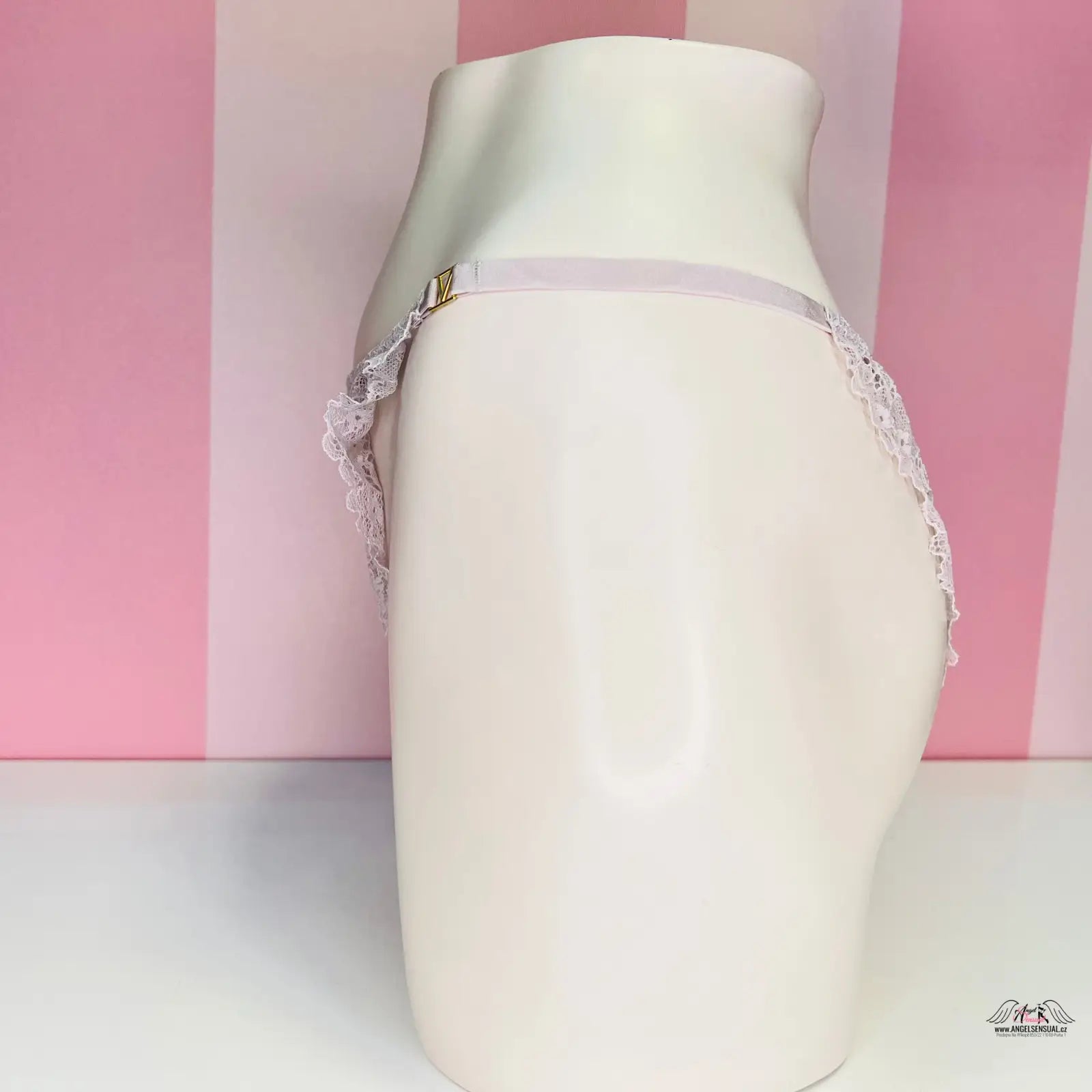 Bílá keramická váza s zakřiveným tvarem, součást Victoria’s Secret Krajkové Brazilky