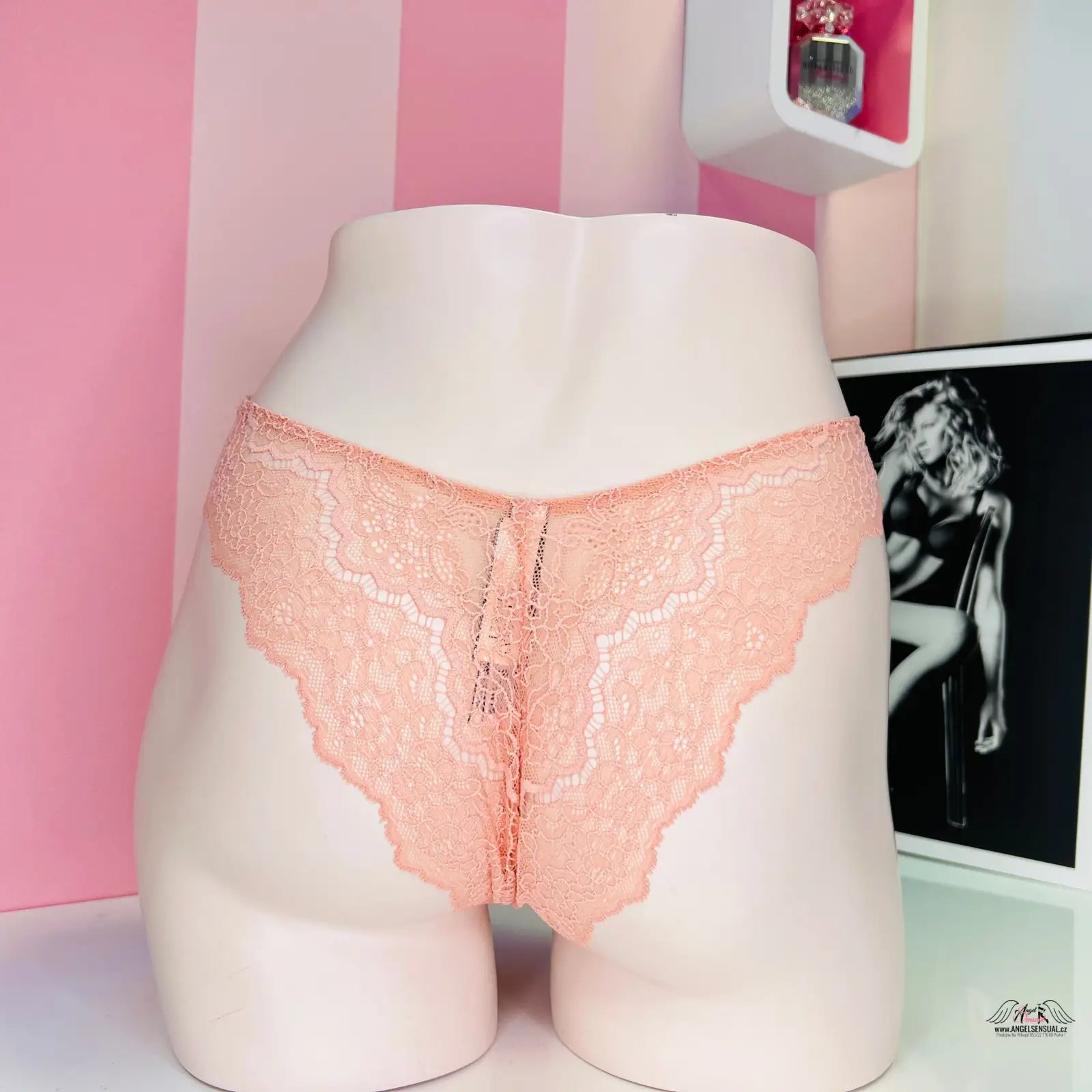Victoria’s Secret svůdné krajkové kalhotky typu brazilky na bílém modelu