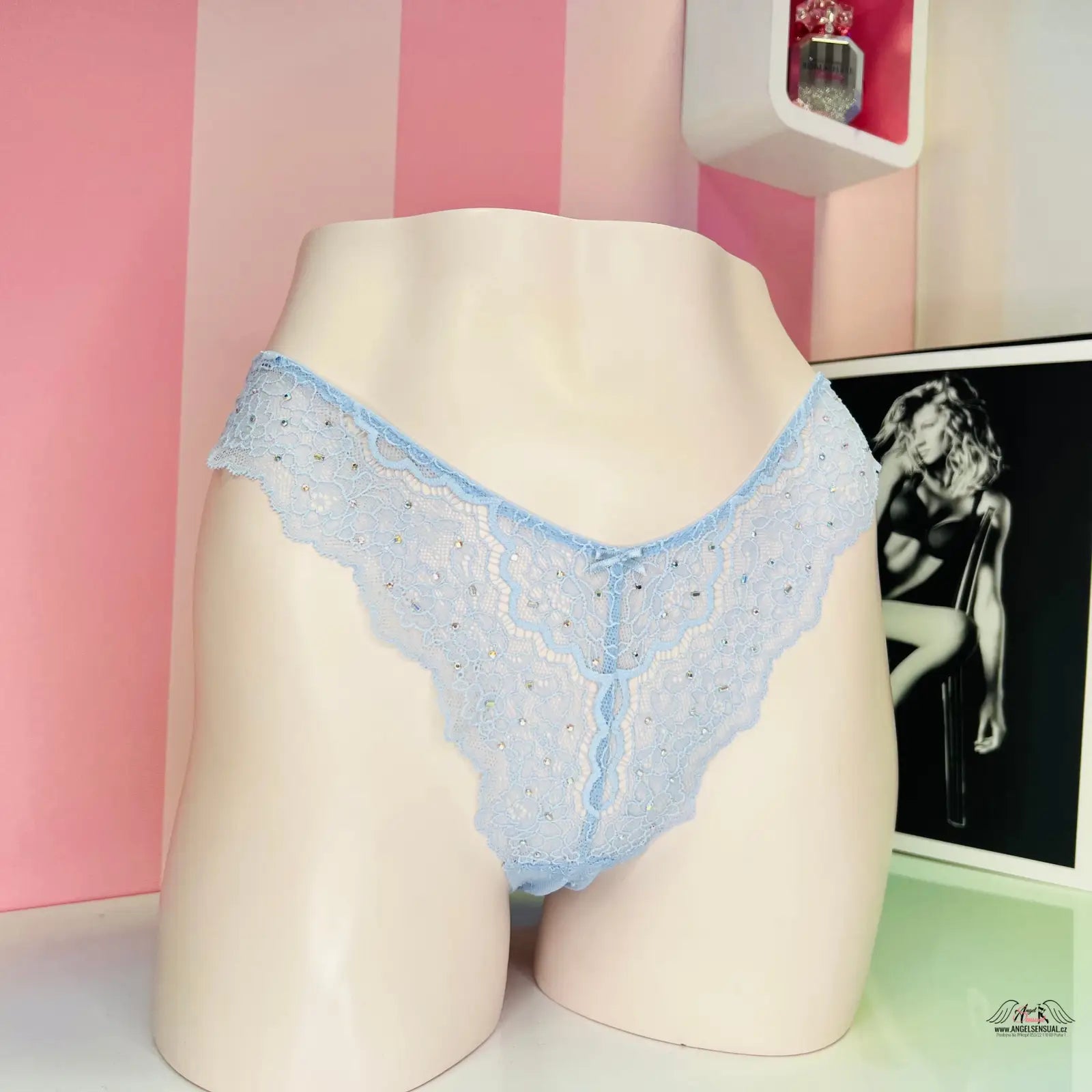 Victoria’s Secret svůdné krajkové kalhotky typu brazilky na figuríně, světle modré barvy
