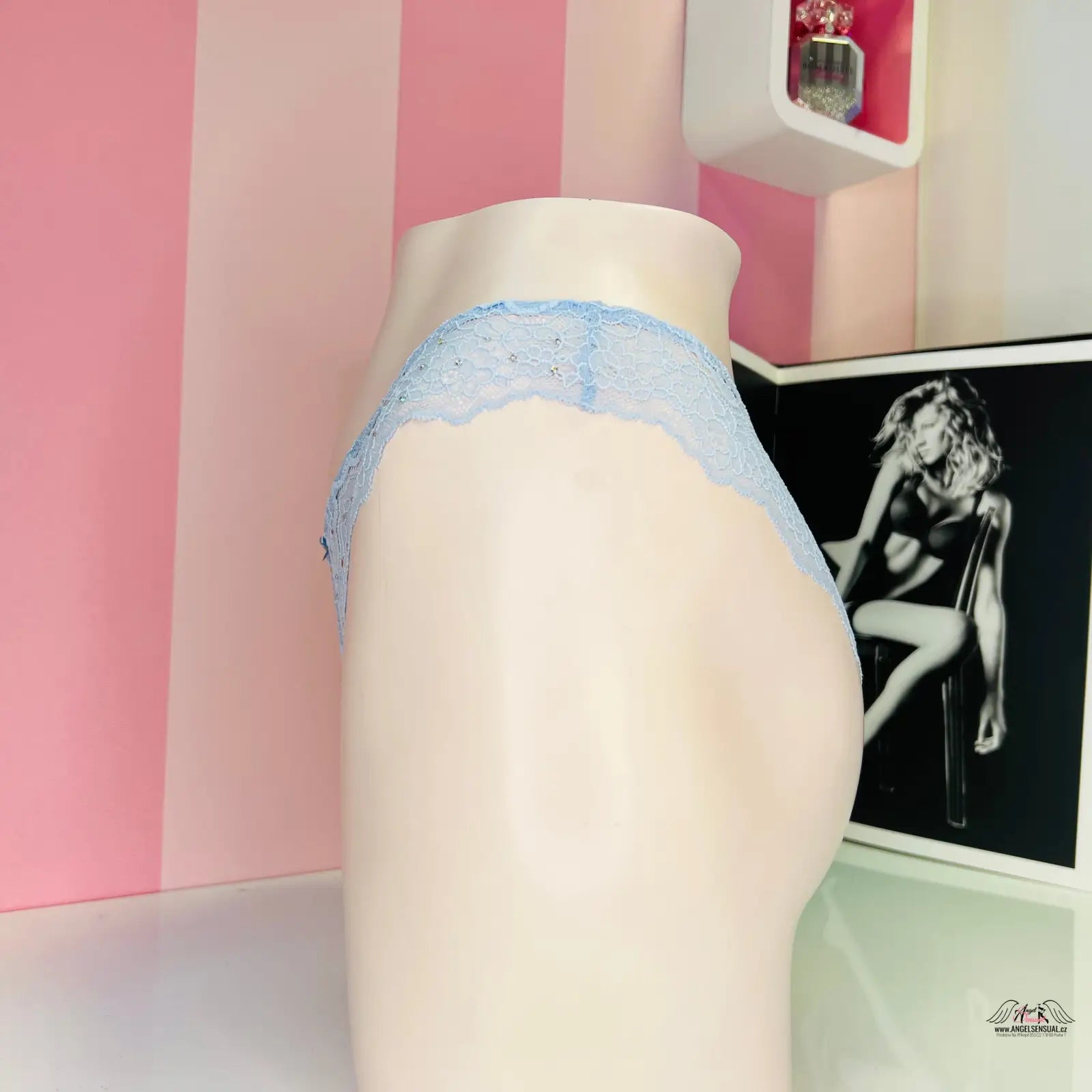 Bílý model torza s svůdné krajkové kalhotky typu brazilky od Victoria’s Secret