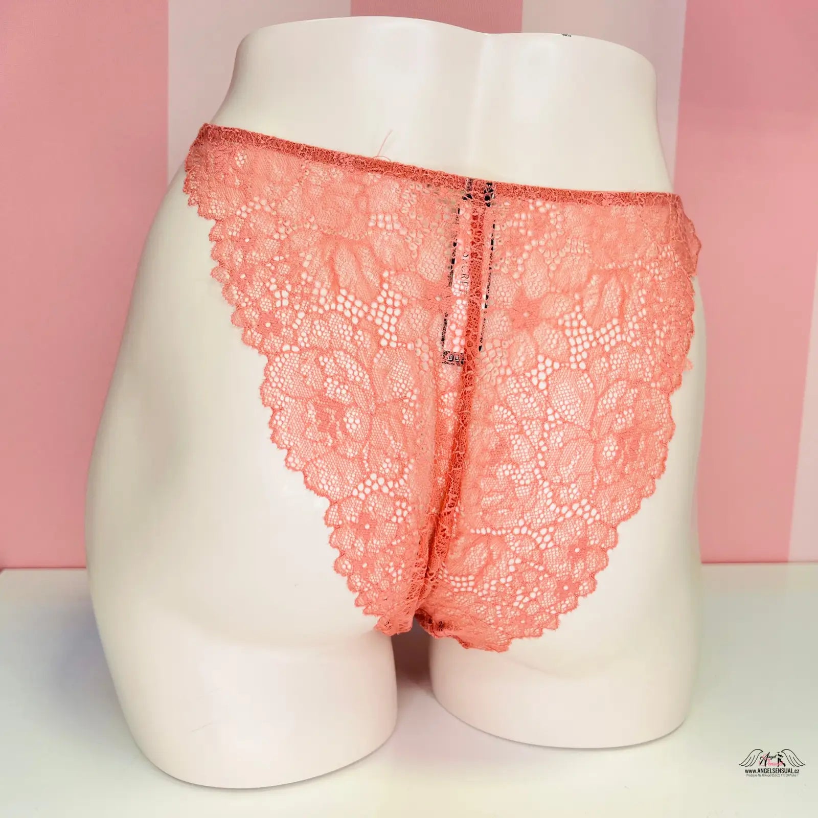 Coralové krajkové brazilky Victoria’s Secret s zlatou ozdobou na bílé figuríně