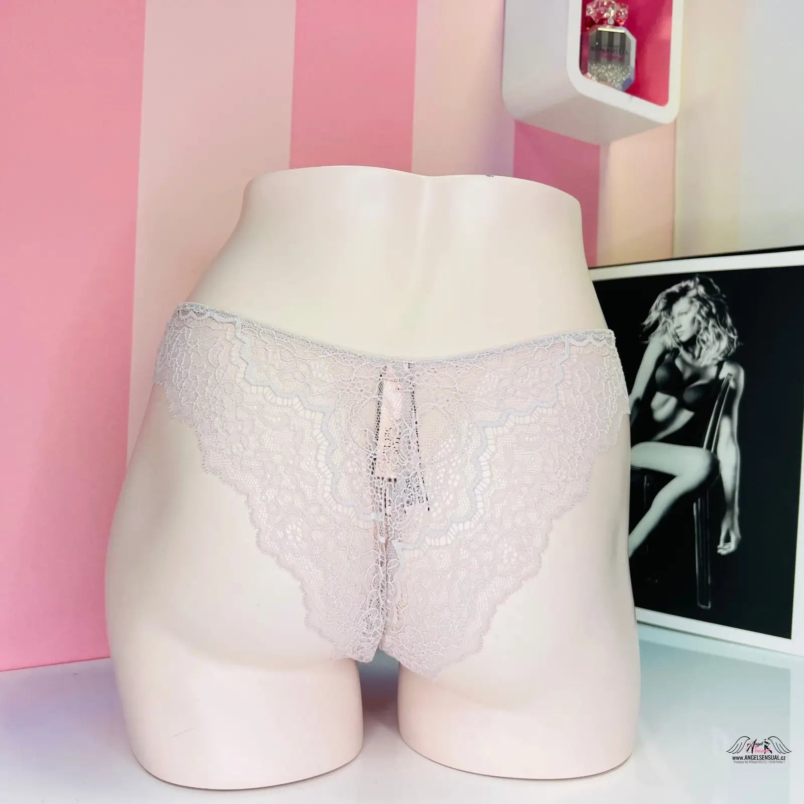 Bílý manekýn s růžovými krajkovými kalhotkami typu brazilky Victoria’s Secret svůdné krajkové kalhotky
