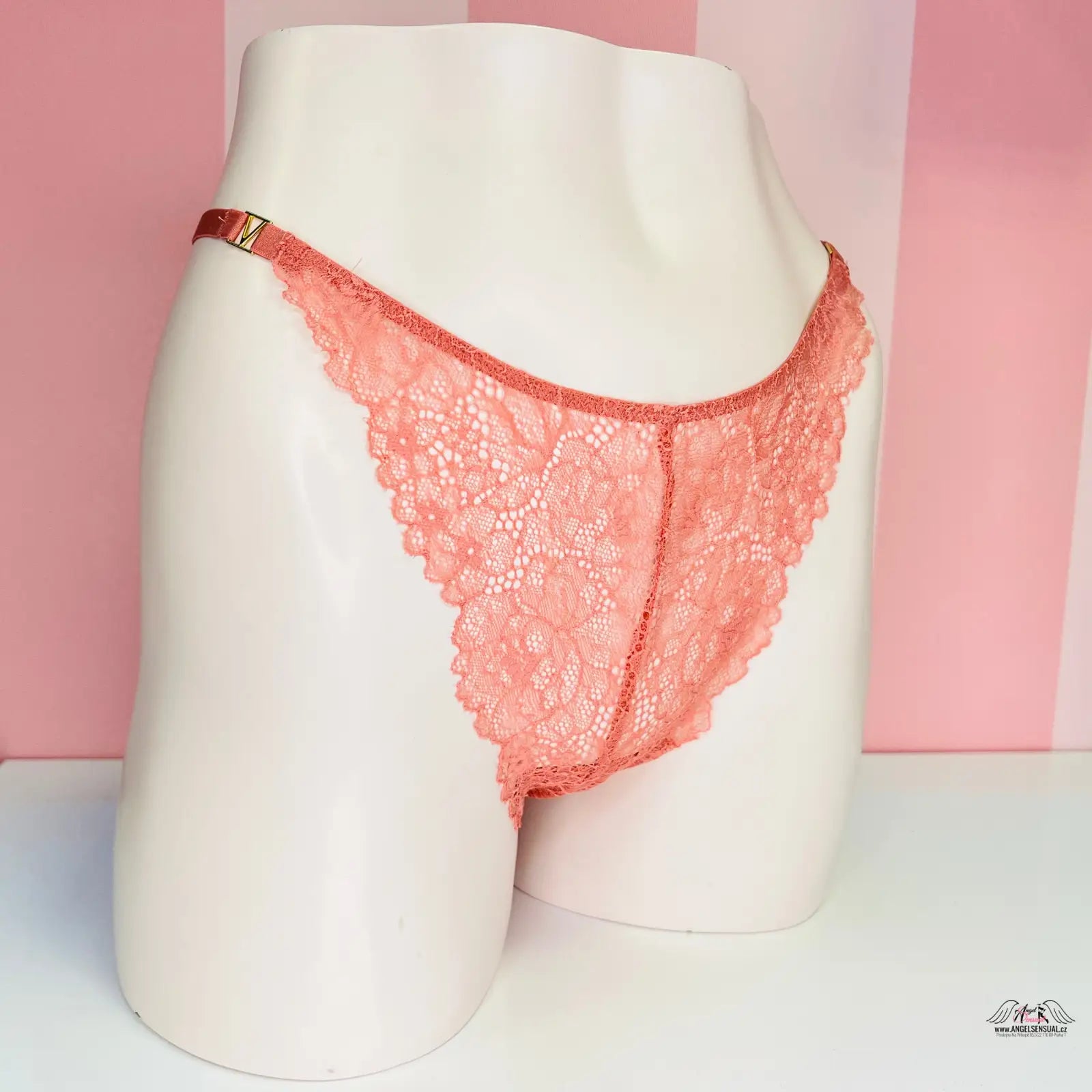 Coralové krajkové brazilky Victoria’s Secret s jemnými květinovými vzory a zlatou ozdobou