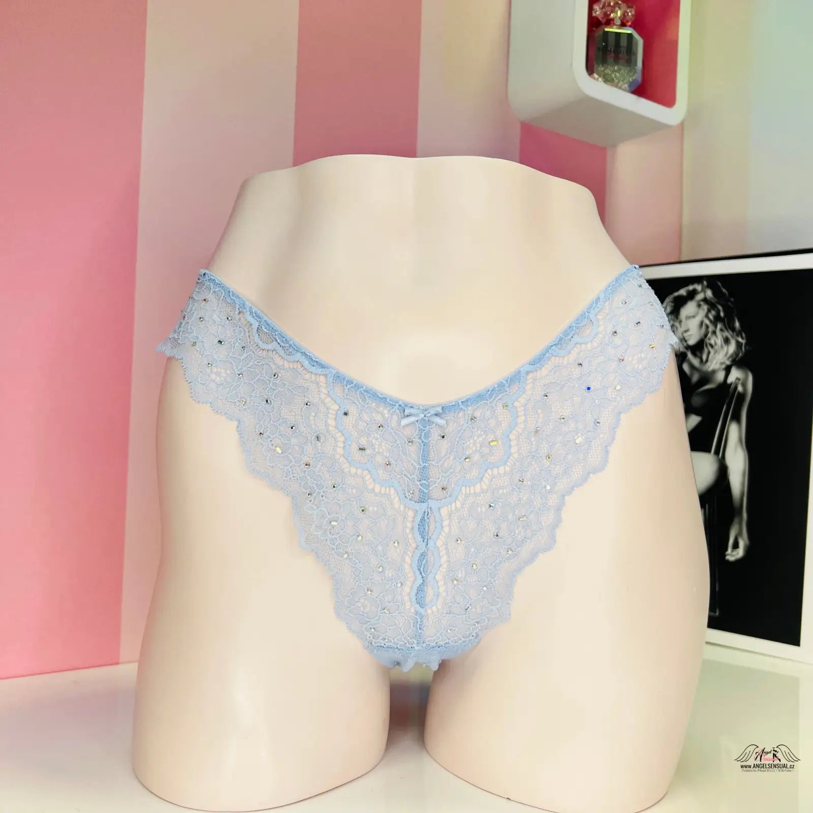 Svůdné krajkové kalhotky typu brazilky od Victoria’s Secret na figuríně