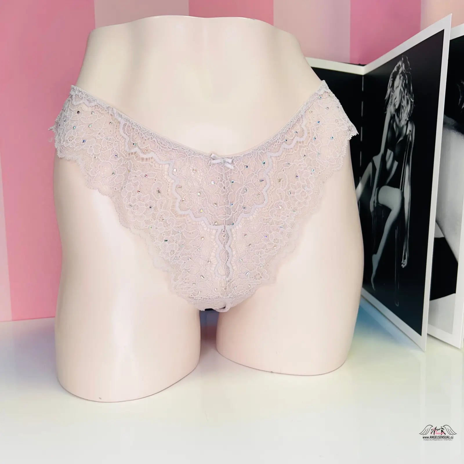 Victoria’s Secret svůdné krajkové kalhotky typu brazilky na modelu, bílé krajkové kalhotky