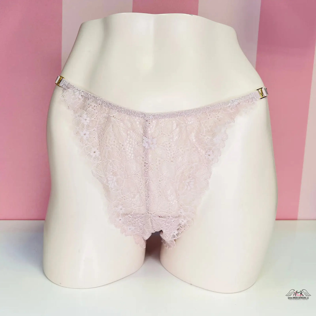 Pinké krajkové brazilky Victoria’s Secret s zlatou ozdobou na bílém manekýnu