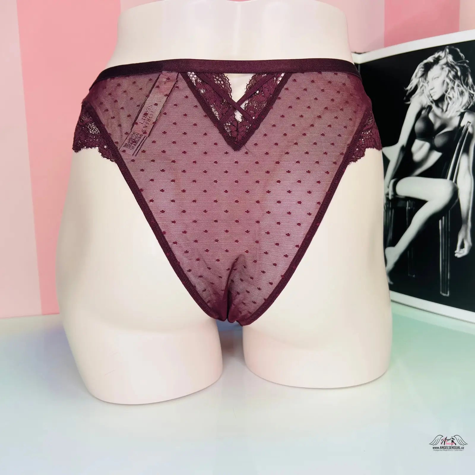 Burgundy lace a síťované brazilky s vysokým pasem na modelu, elegantní síťované brazilky