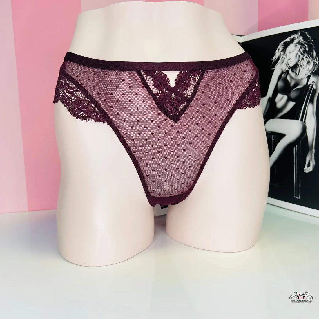 Elegantní síťované brazilky s vysokým pasem na figuríně, ideální pro sofistikované dámy