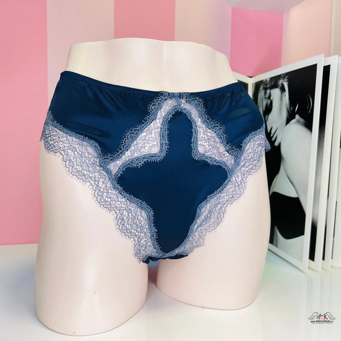 Ženské brazilské kalhotky Victoria’s Secret s ozdobnou krajkou a bílým vzorem