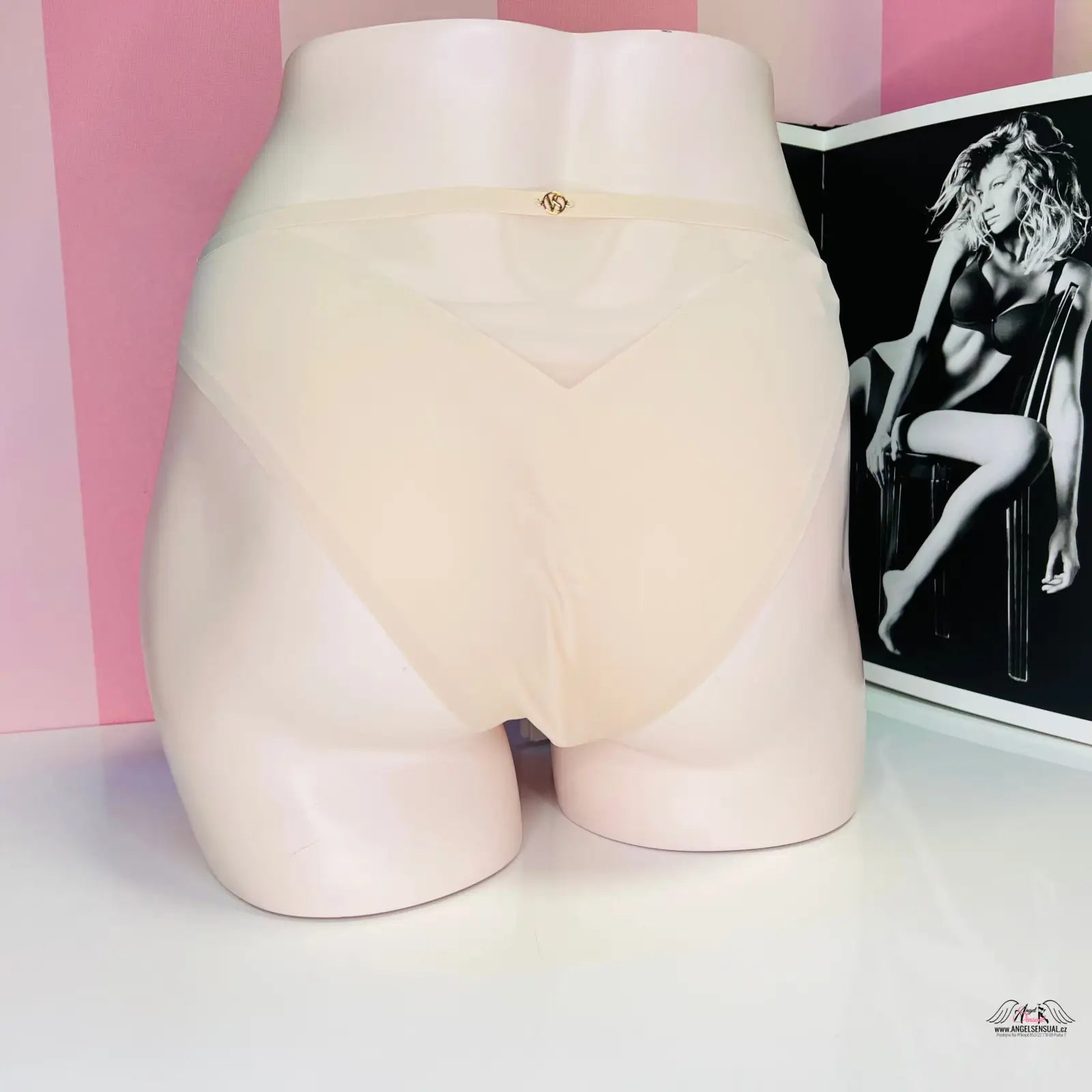 Pale mannequin torso s hebkými brazilkami Victoria’s Secret s vysokým pasem a zlatou ozdobou
