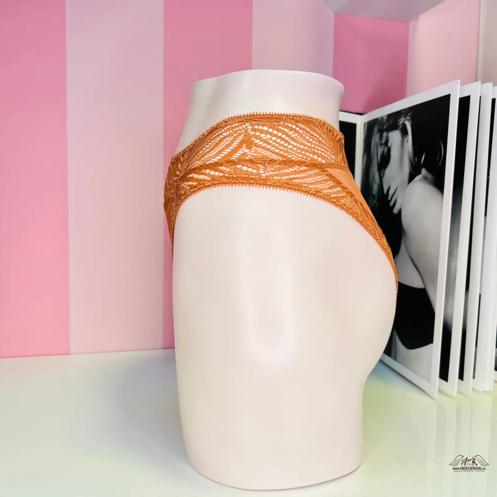 Oranžová krajková čelenka Victoria’s Secret s vysokým pasem na bílém modelu