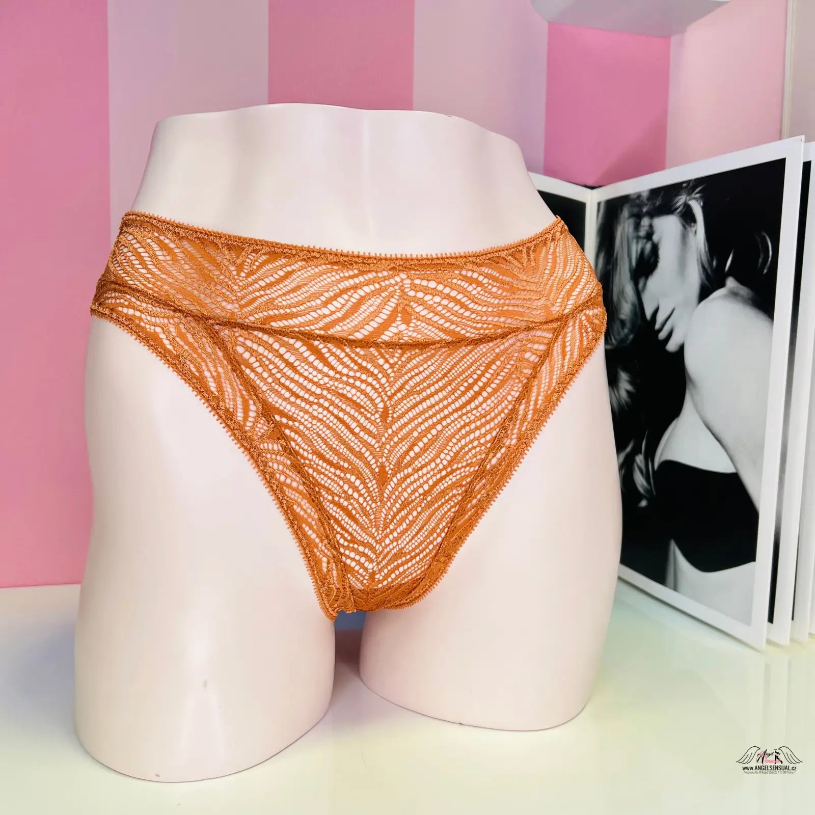 Oranžové krajkové kalhotky Victoria’s Secret s vysokým pasem na bílém modelu