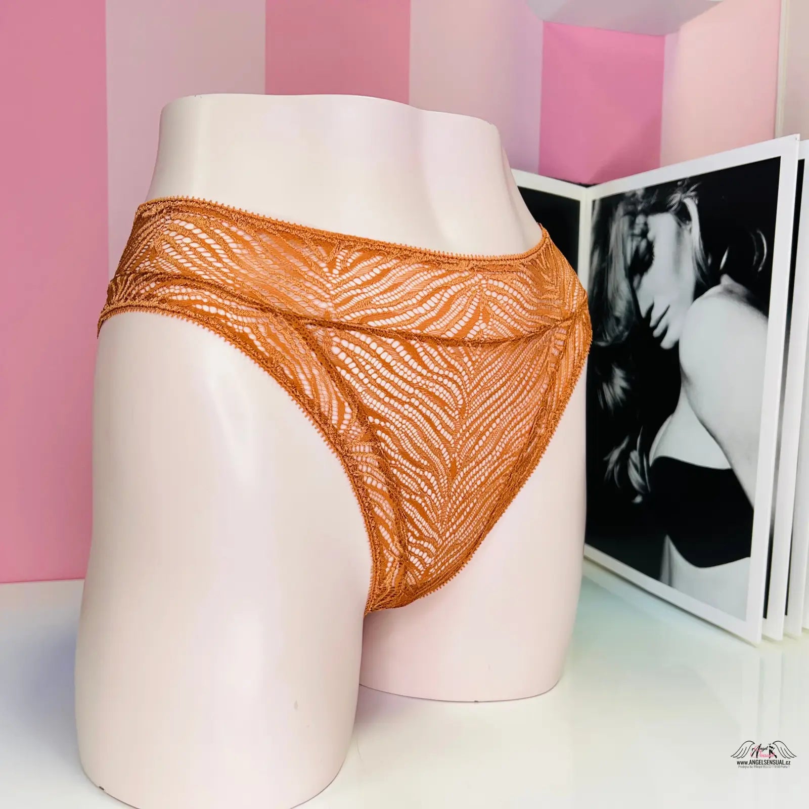 Oranžové krajkové kalhotky Victoria’s Secret s vysokým pasem na figuríně