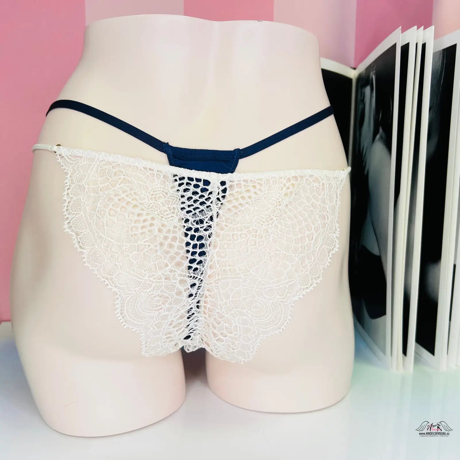 Bílé krajkové brazilky Victoria’s Secret s modrým pasem a úzkými šňůrkami